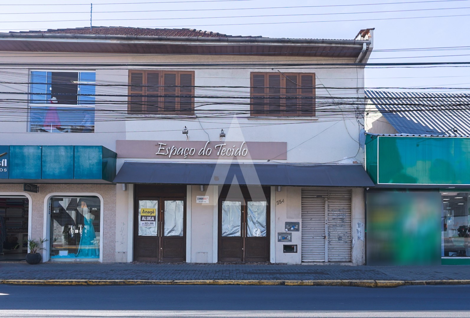 Loja comercial ampla e com estrutura na área superior para salas de atendimento ou estoque. - foto 1