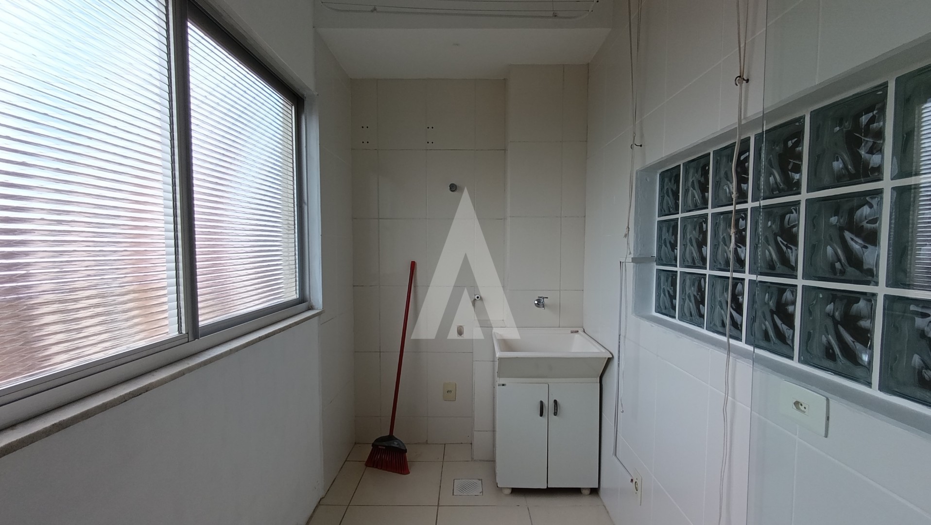 Apartamento localizado no bairro Bucarein, com 2 quartos e 1 vaga de garagem coberta. — foto 3