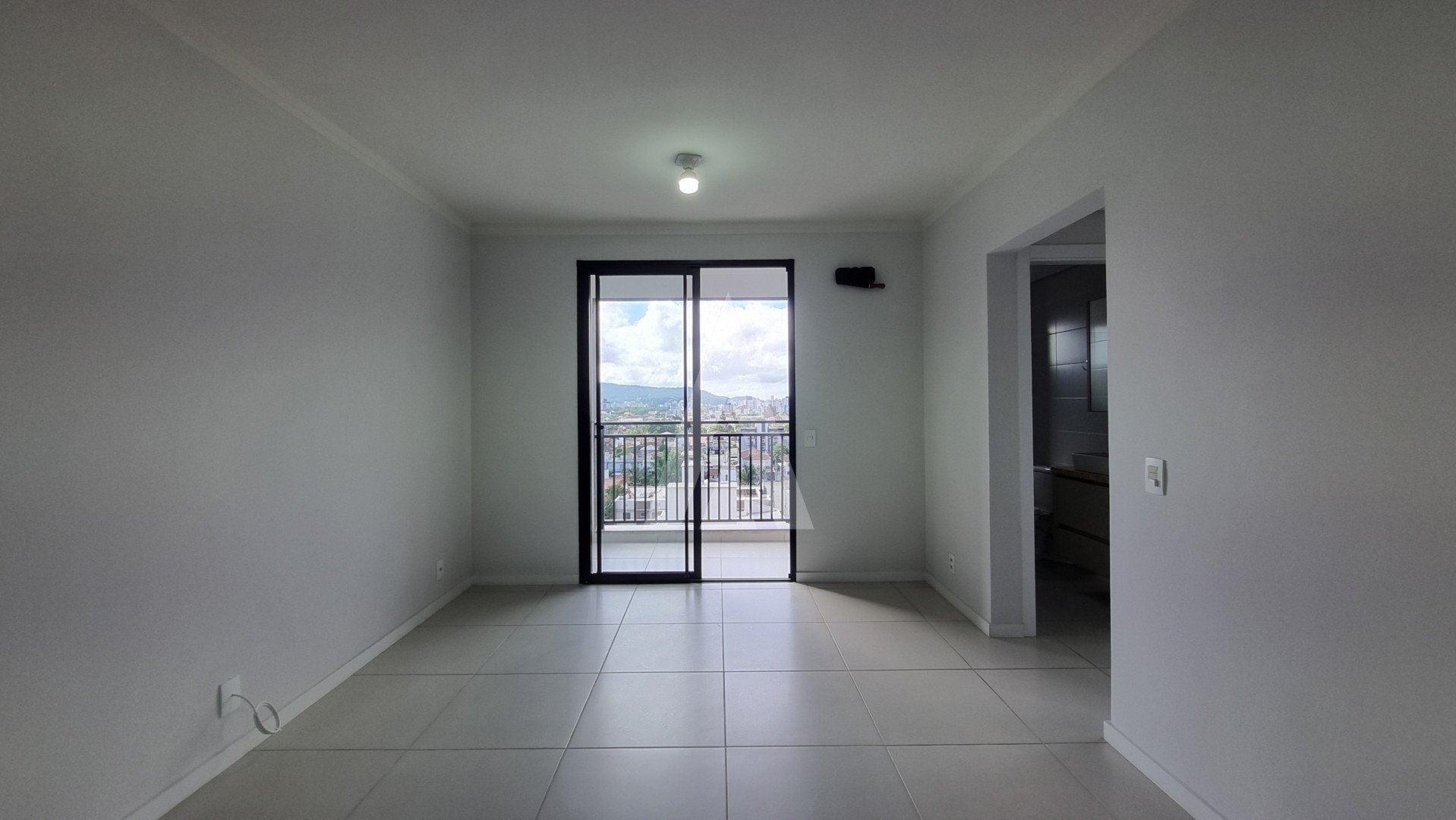 Apartamento no bairro Costa e Silva com 02 quartos, cozinha com armários planejados e 1 vaga de garagem. — foto 3