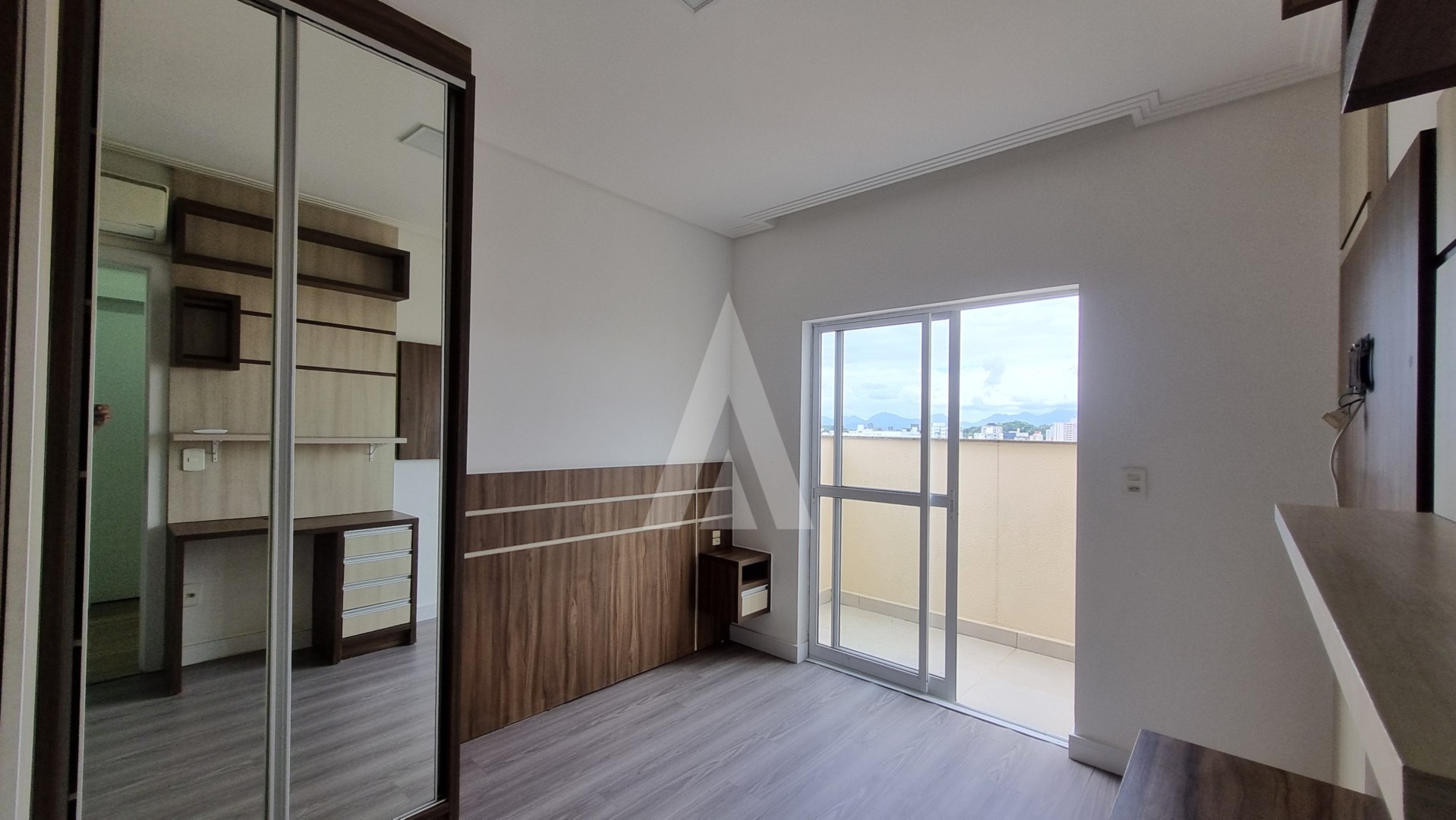 Apartamento semimobiliado com 3 quartos, sendo 1 suíte, churrasqueira e cozinha com armários no Bairro Bucarein — foto 7