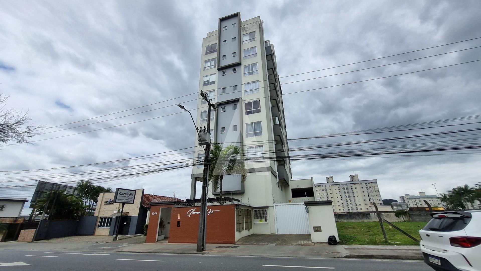 Apartamento semimobiliado com 3 quartos, sendo 1 suíte, churrasqueira e cozinha com armários no Bairro Bucarein - foto 1