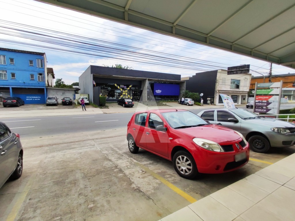 Loja no Centro com 67m com sala ampla, lavabo, uma copa e estacionamento. — foto 2