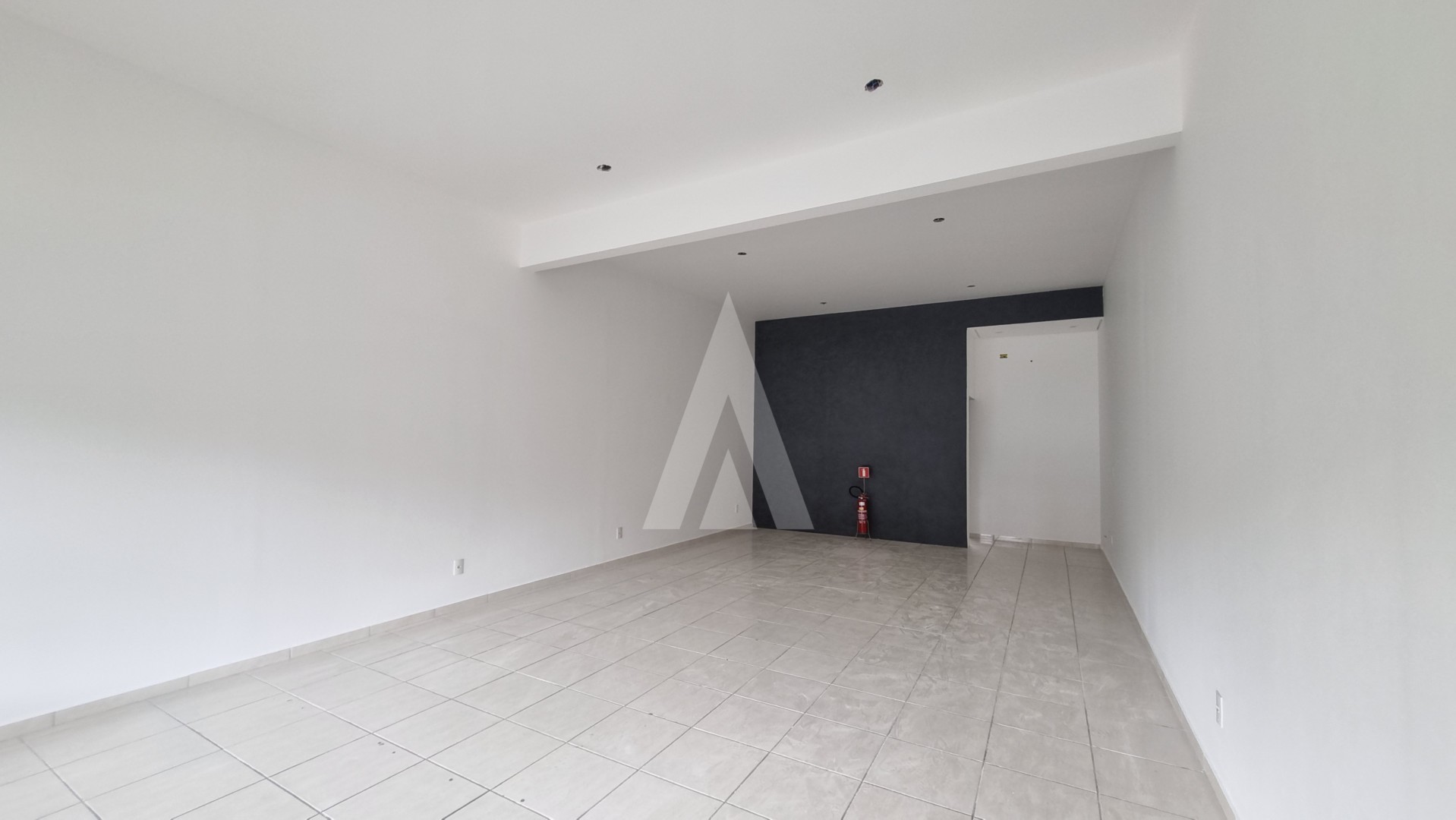 Loja no Centro com 67m com sala ampla, lavabo, uma copa e estacionamento. — foto 3