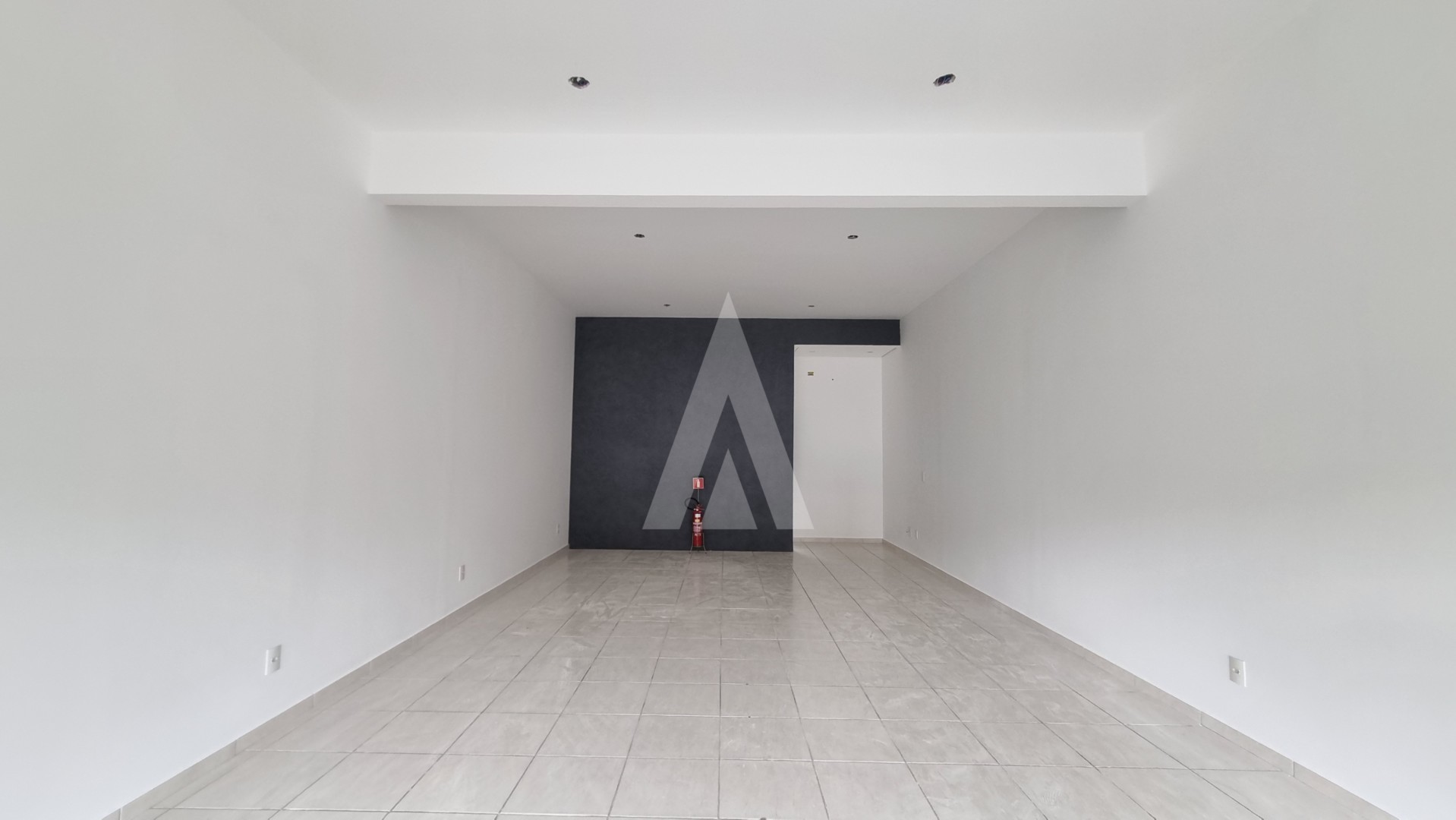 Loja no Centro com 67m com sala ampla, lavabo, uma copa e estacionamento. — foto 4