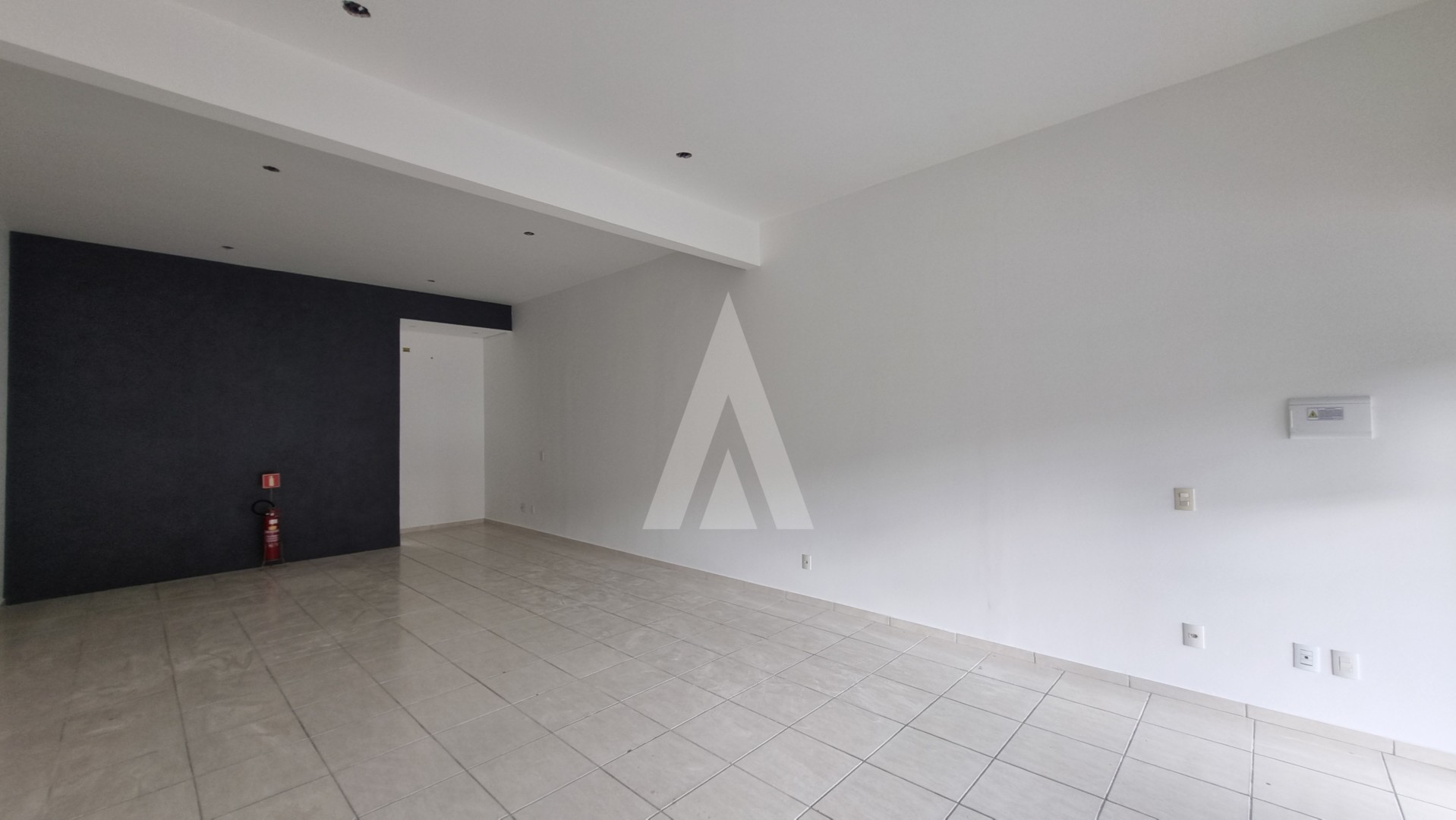 Loja no Centro com 67m com sala ampla, lavabo, uma copa e estacionamento. — foto 5