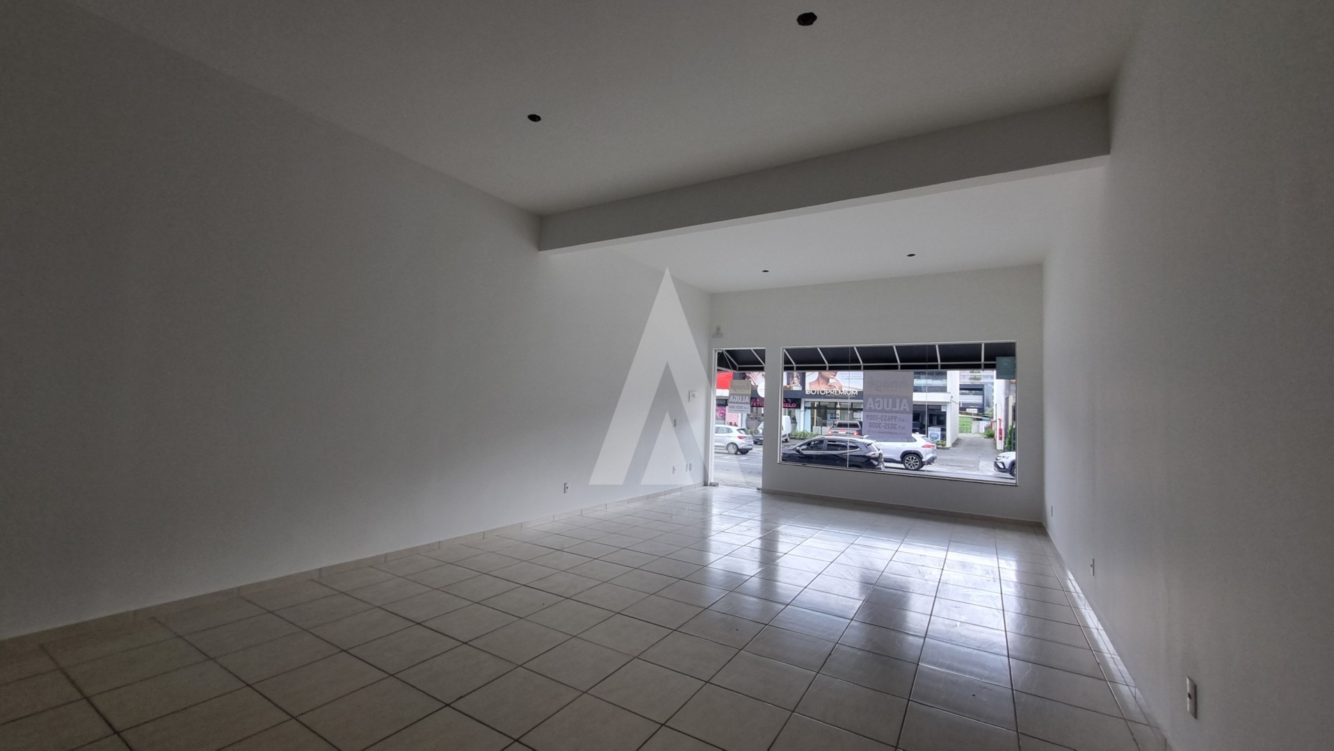Loja no Centro com 67m com sala ampla, lavabo, uma copa e estacionamento. — foto 6