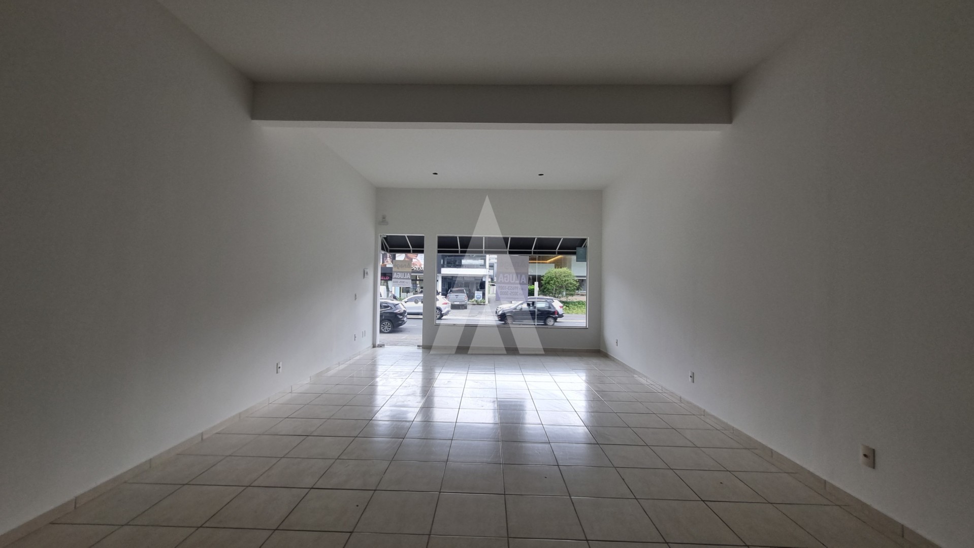 Loja no Centro com 67m com sala ampla, lavabo, uma copa e estacionamento. — foto 7