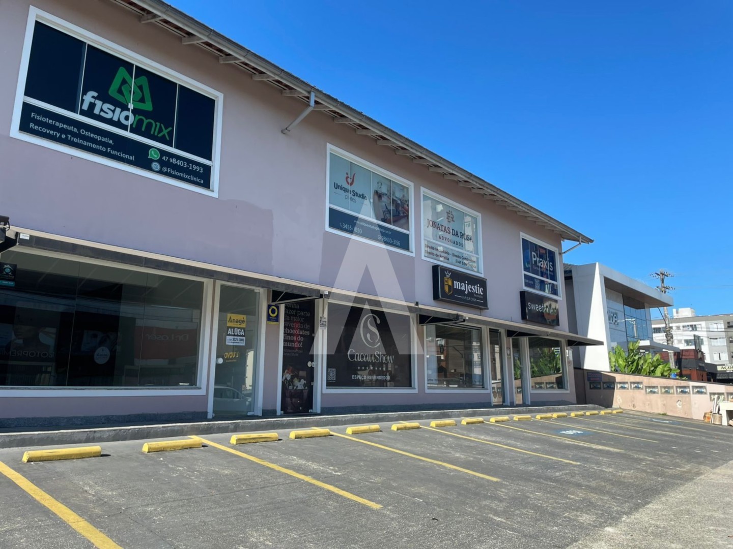 Loja no Centro com 67m com sala ampla, lavabo, uma copa e estacionamento. - foto 1