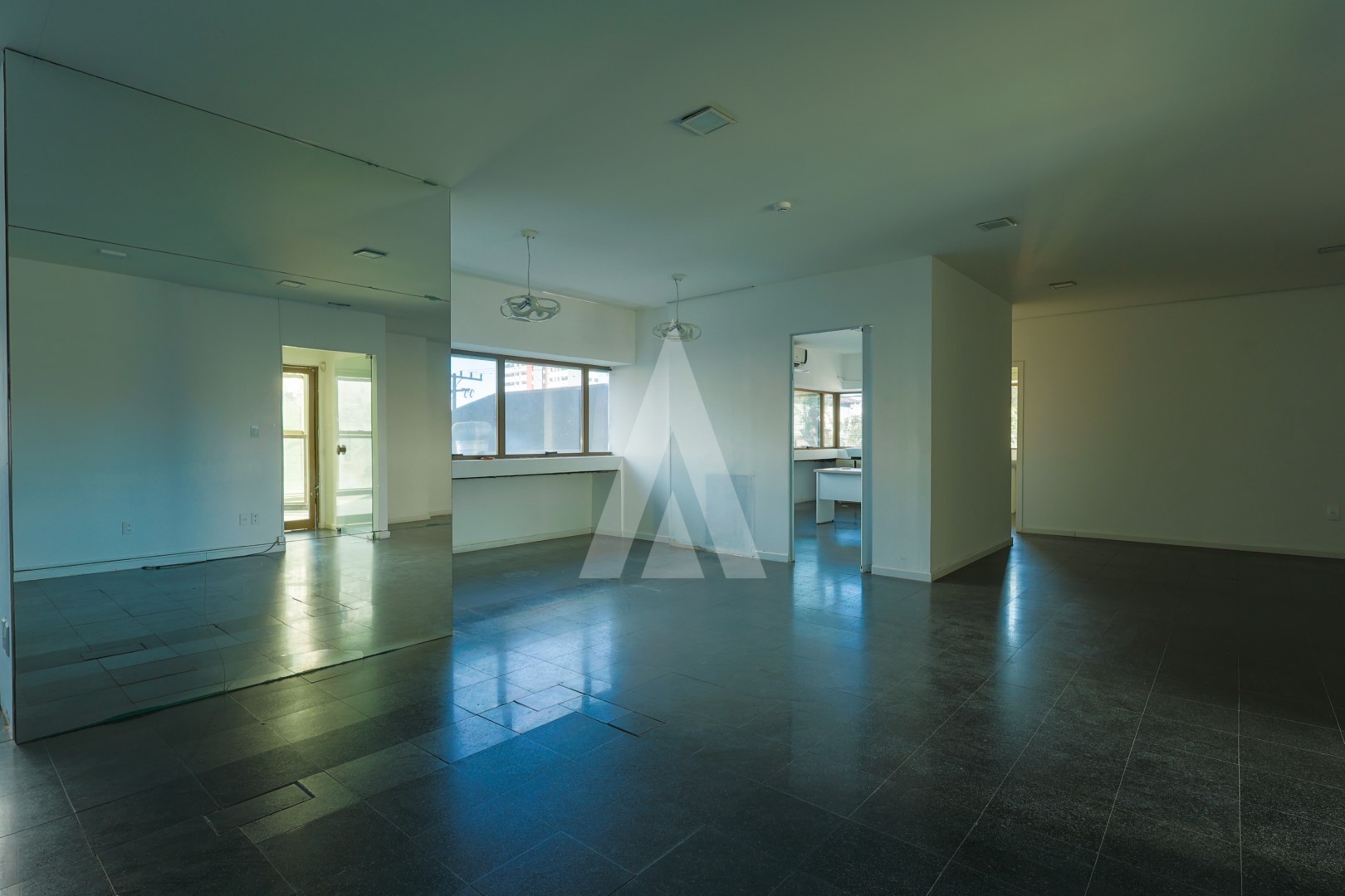 Imóvel Comercial com 240m de área privada, com 9 salas, localizado no Centro de Joinville - SC. — foto 2