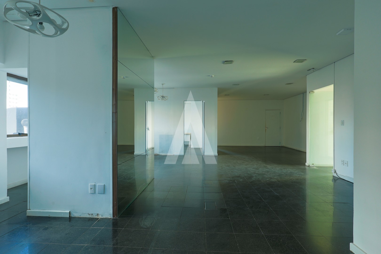 Imóvel Comercial com 240m de área privada, com 9 salas, localizado no Centro de Joinville - SC. — foto 3