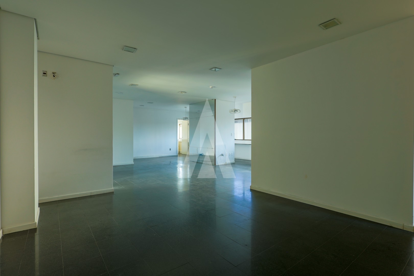 Imóvel Comercial com 240m de área privada, com 9 salas, localizado no Centro de Joinville - SC. — foto 4