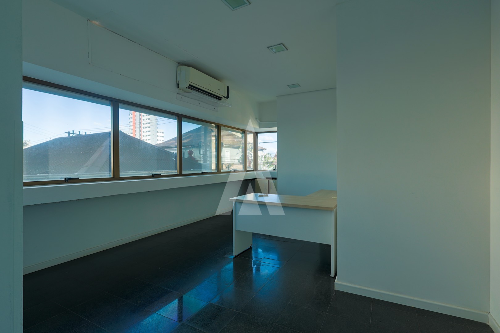 Imóvel Comercial com 240m de área privada, com 9 salas, localizado no Centro de Joinville - SC. — foto 5