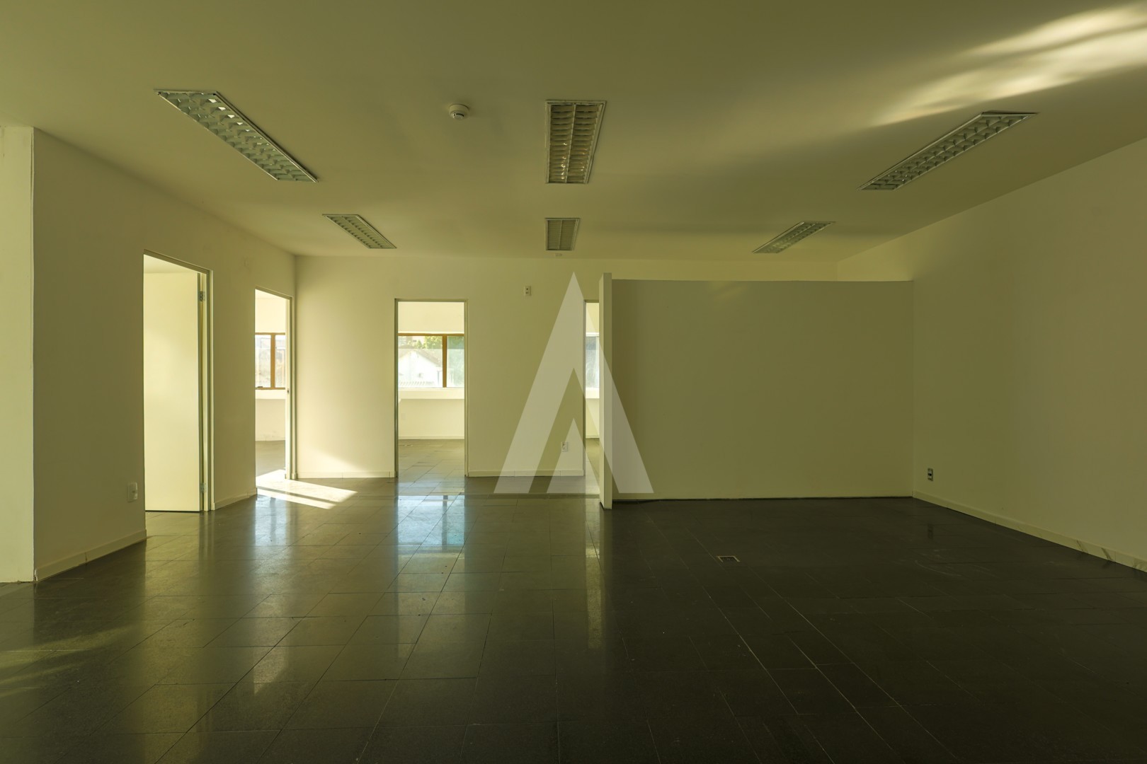 Imóvel Comercial com 240m de área privada, com 9 salas, localizado no Centro de Joinville - SC. — foto 7
