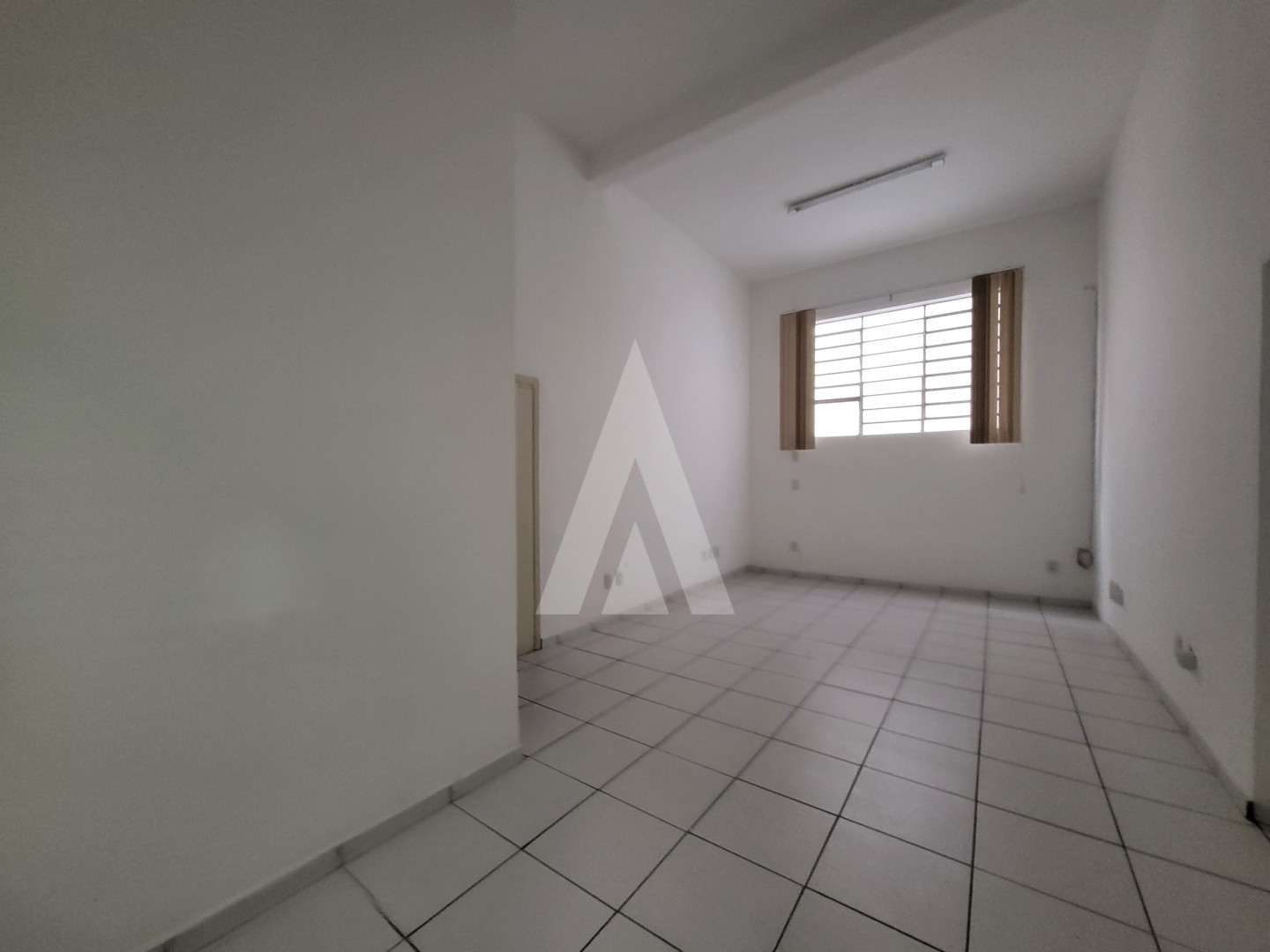 Sala Comercial com 30m de área privativa, localizada no Centro de Joinville - SC. — foto 3