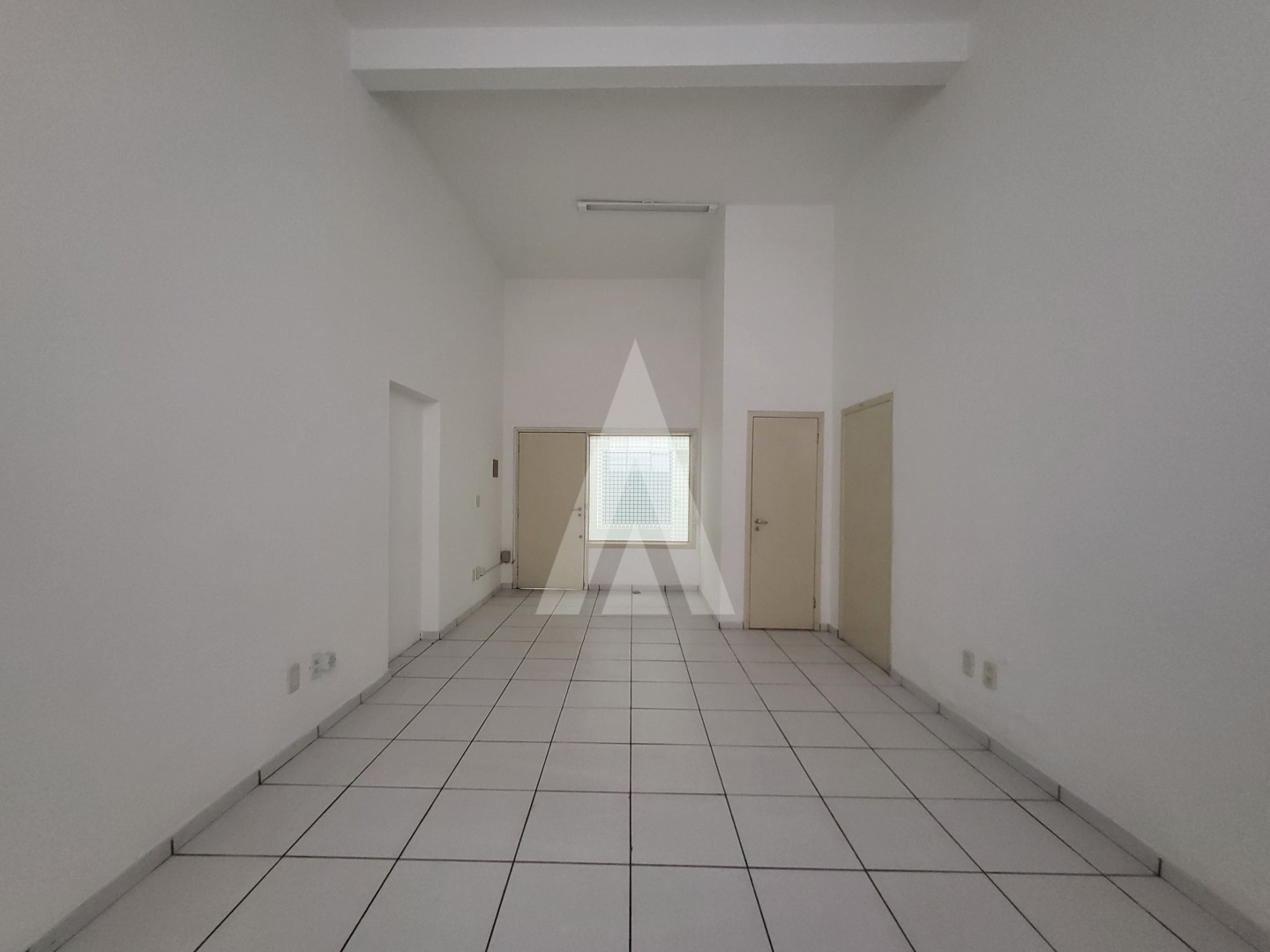 Sala Comercial com 30m de área privativa, localizada no Centro de Joinville - SC. — foto 4