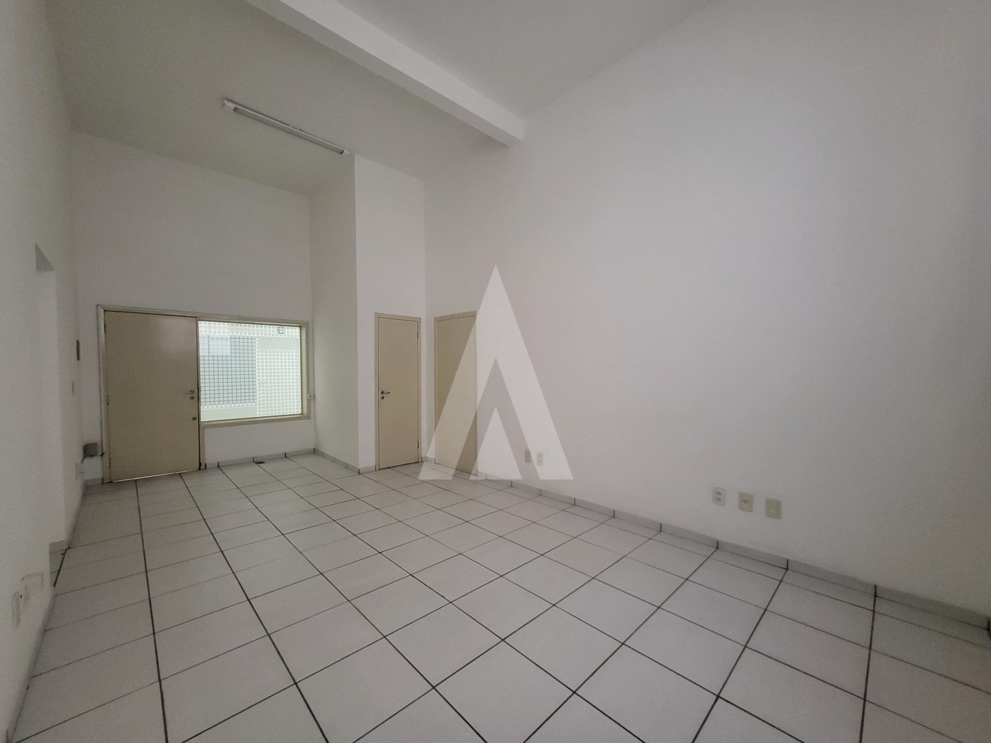 Sala Comercial com 30m de área privativa, localizada no Centro de Joinville - SC. — foto 5