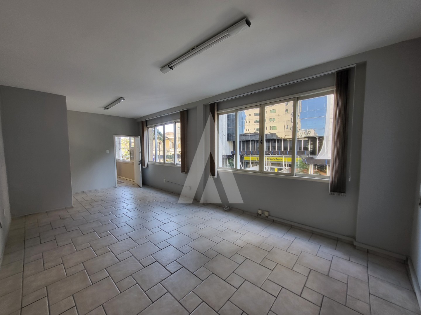 Sala Comercial com 30m de área privativa, localizada em Joinville - SC. — foto 4