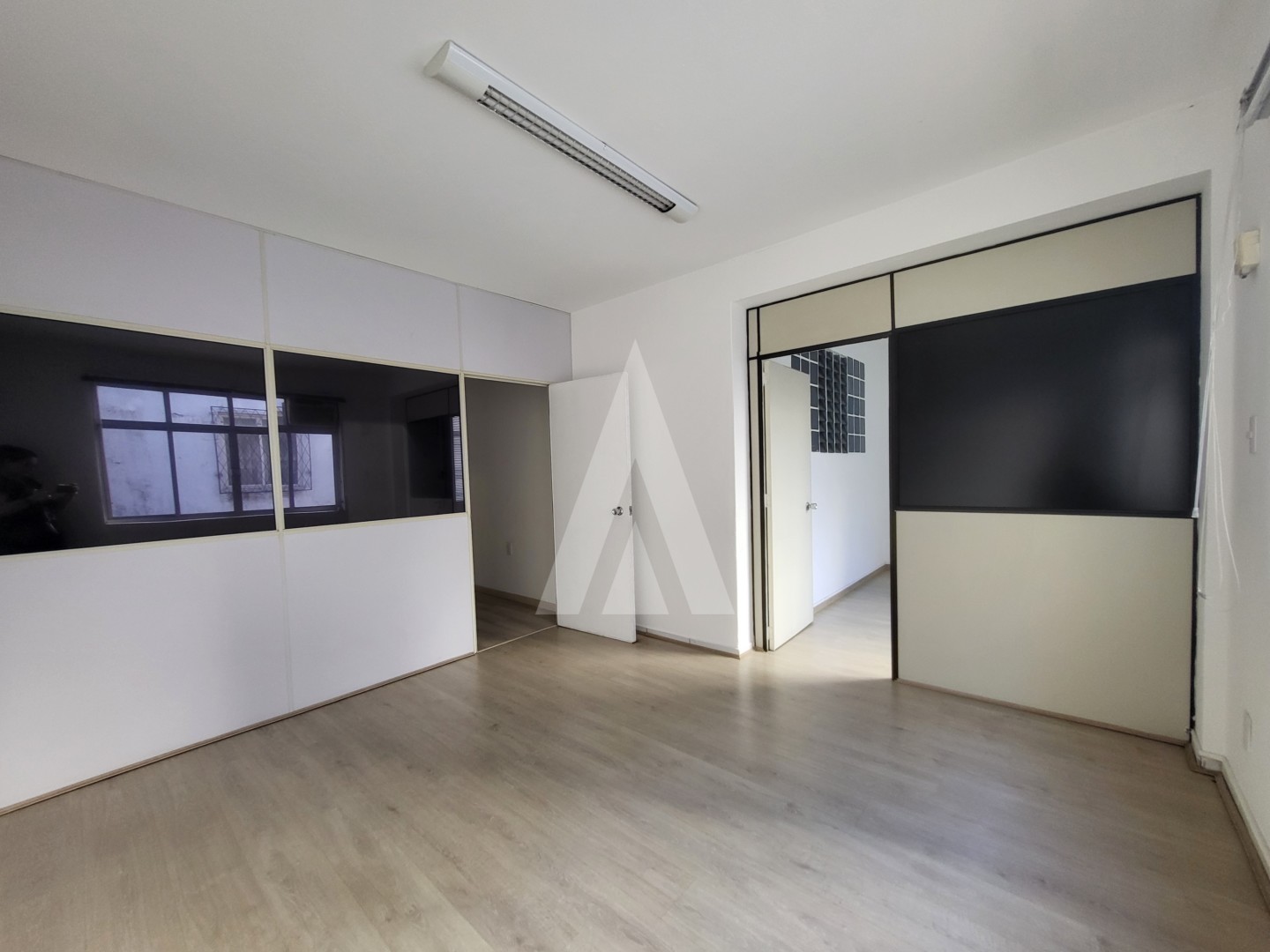 Sala comercial com 33m de área privativa, localizada no Centro de Joinville - SC. — foto 3