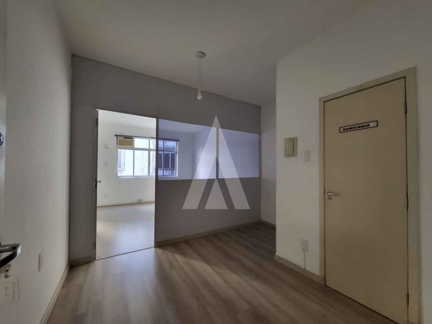 Sala comercial com 33m de área privativa, localizada no Centro de Joinville - SC. — foto 4