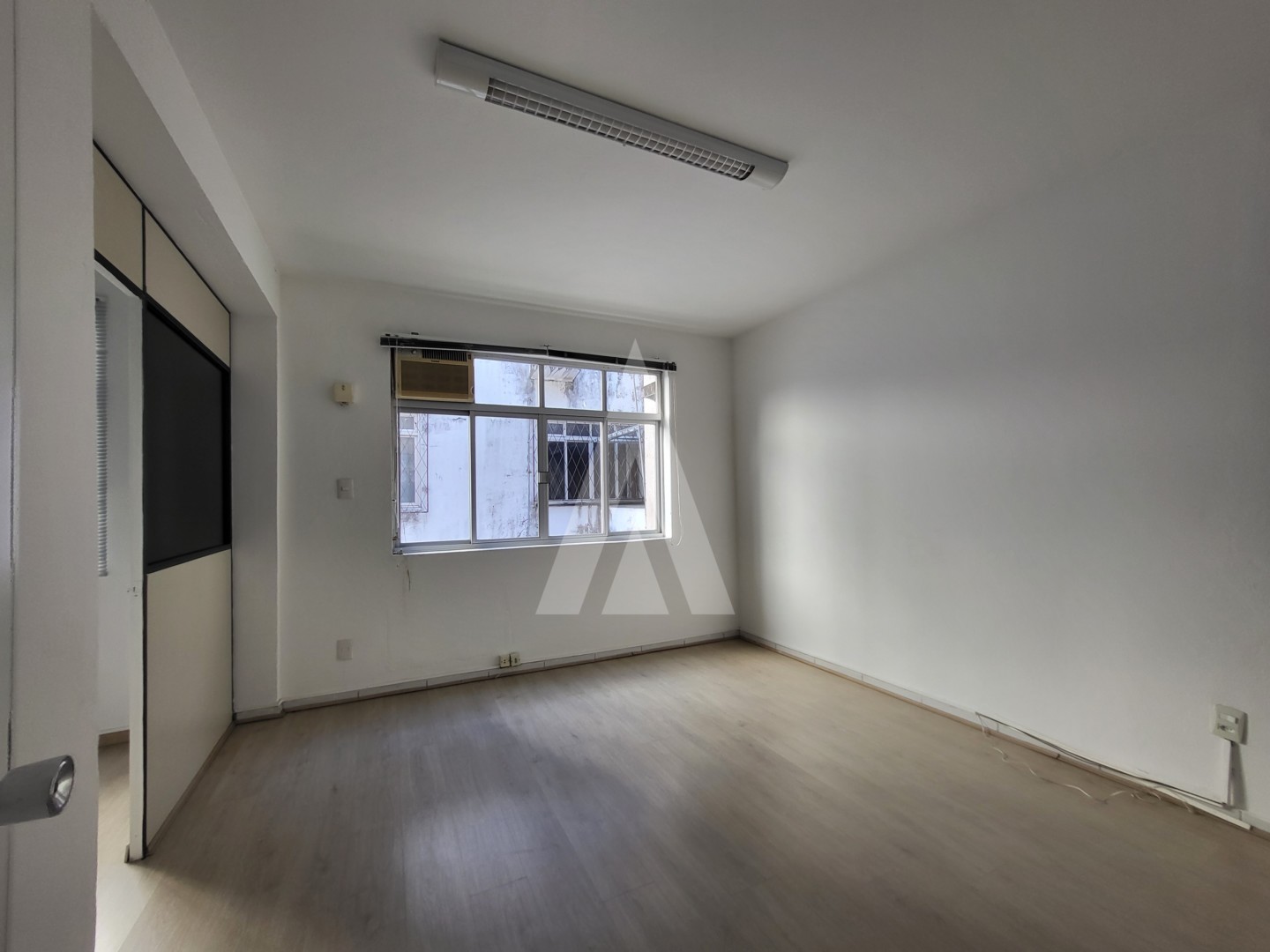 Sala comercial com 33m de área privativa, localizada no Centro de Joinville - SC. — foto 5