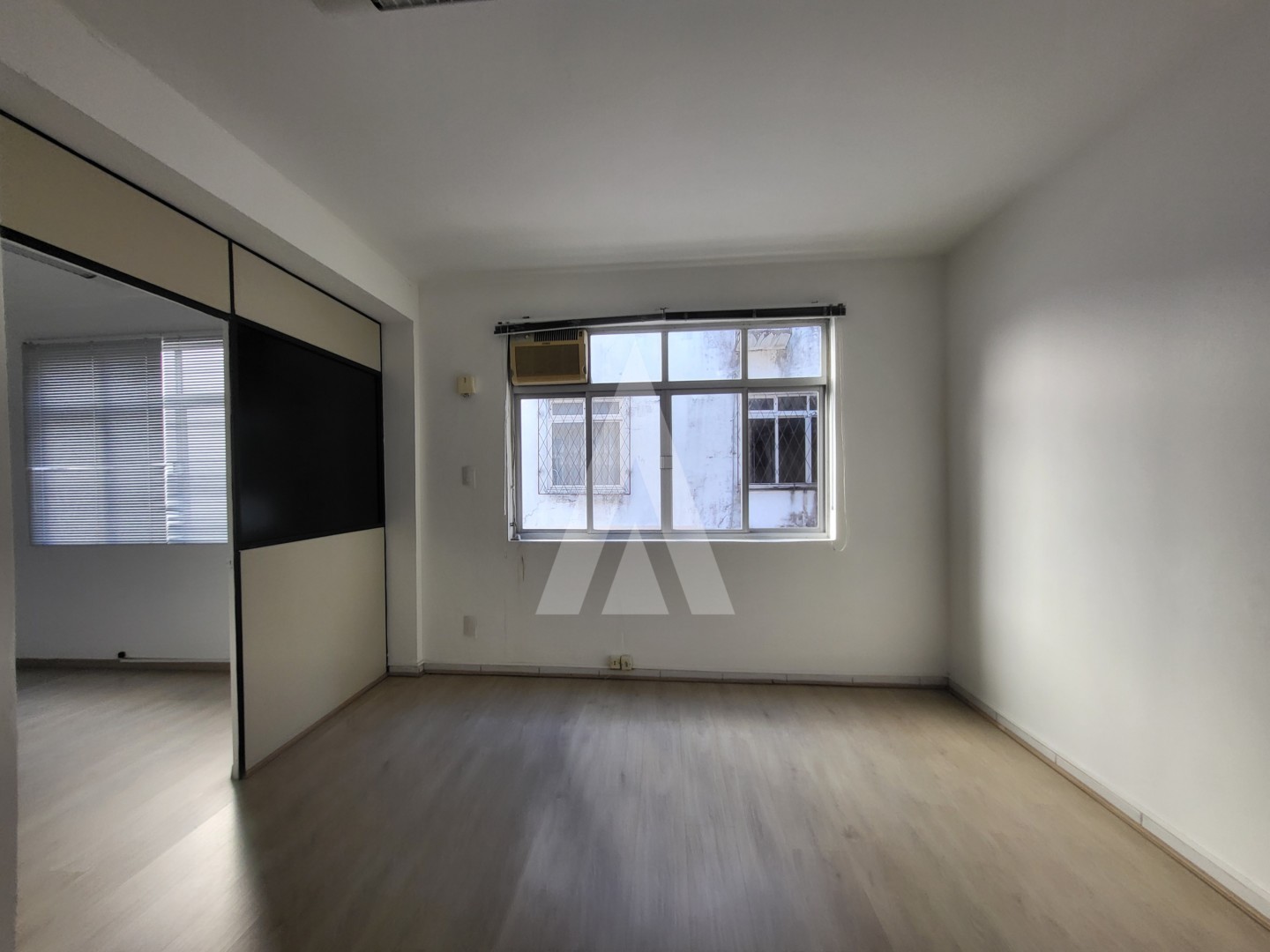 Sala comercial com 33m de área privativa, localizada no Centro de Joinville - SC. — foto 6