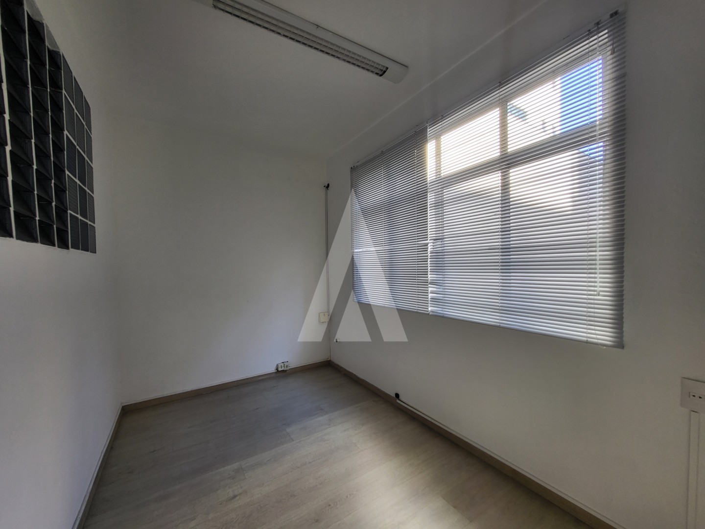 Sala comercial com 33m de área privativa, localizada no Centro de Joinville - SC. — foto 7