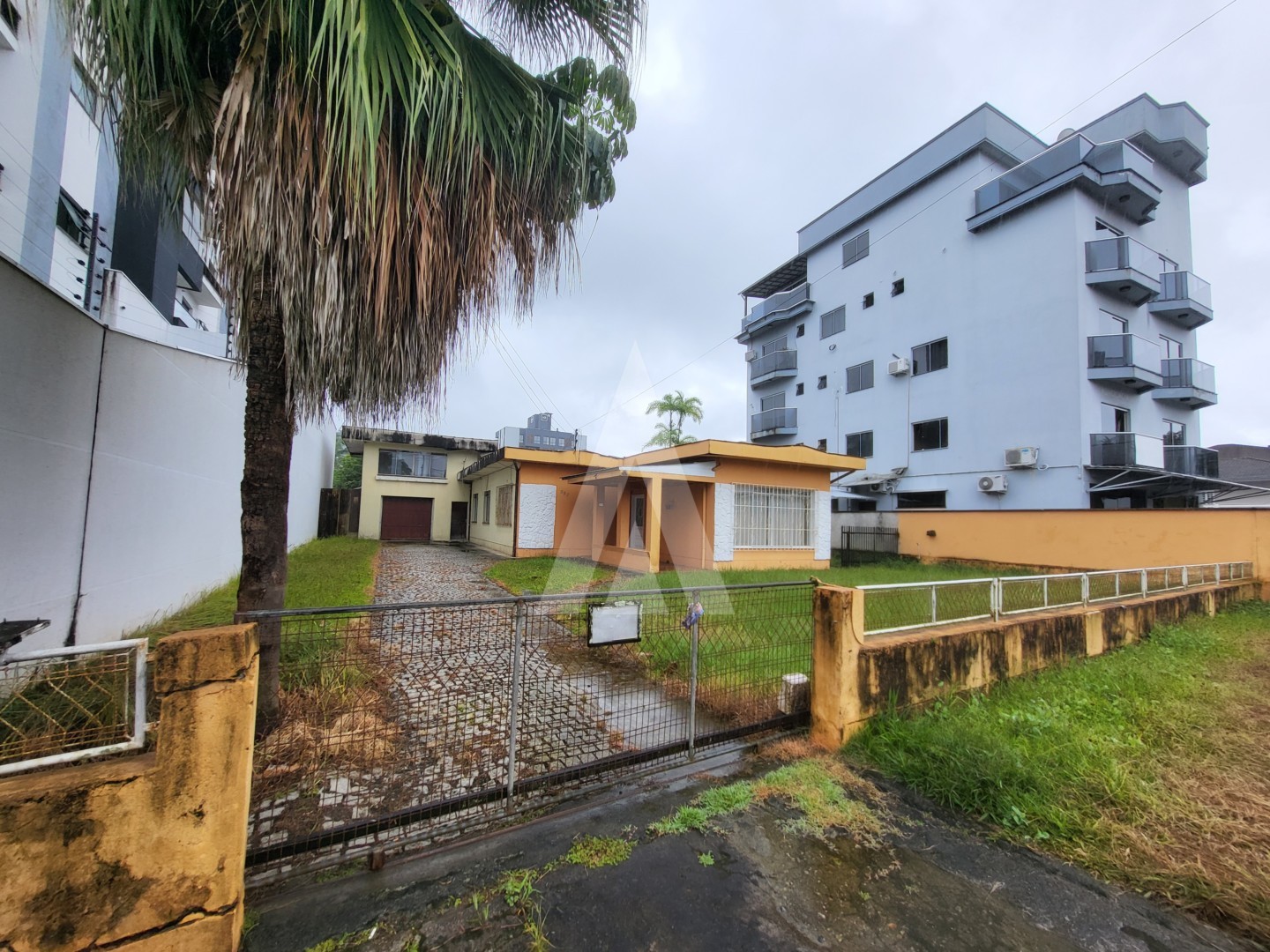 Terreno Comercial com 619m de área, localizado no bairro América em Joinville - SC. - foto 1