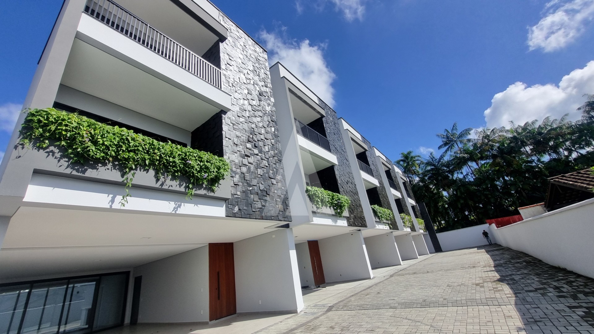 GEMINADO TRIPLEX, 03 SUÍTES, SEMIMOBILIADO, PISCINA, BAIRRO GLÓRIA — foto 2