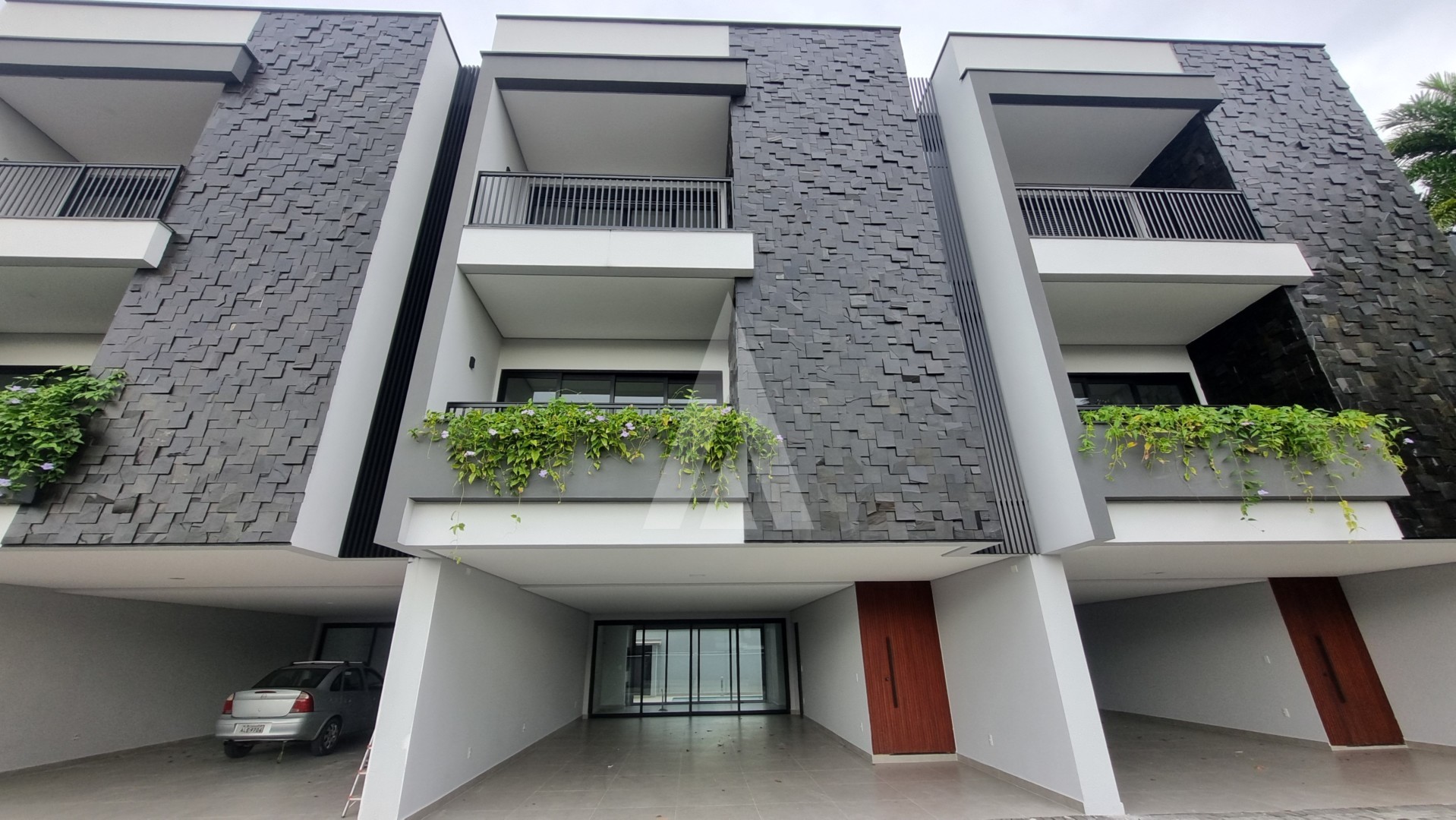 GEMINADO TRIPLEX, 03 SUÍTES, SEMIMOBILIADO, PISCINA, BAIRRO GLÓRIA - foto 1