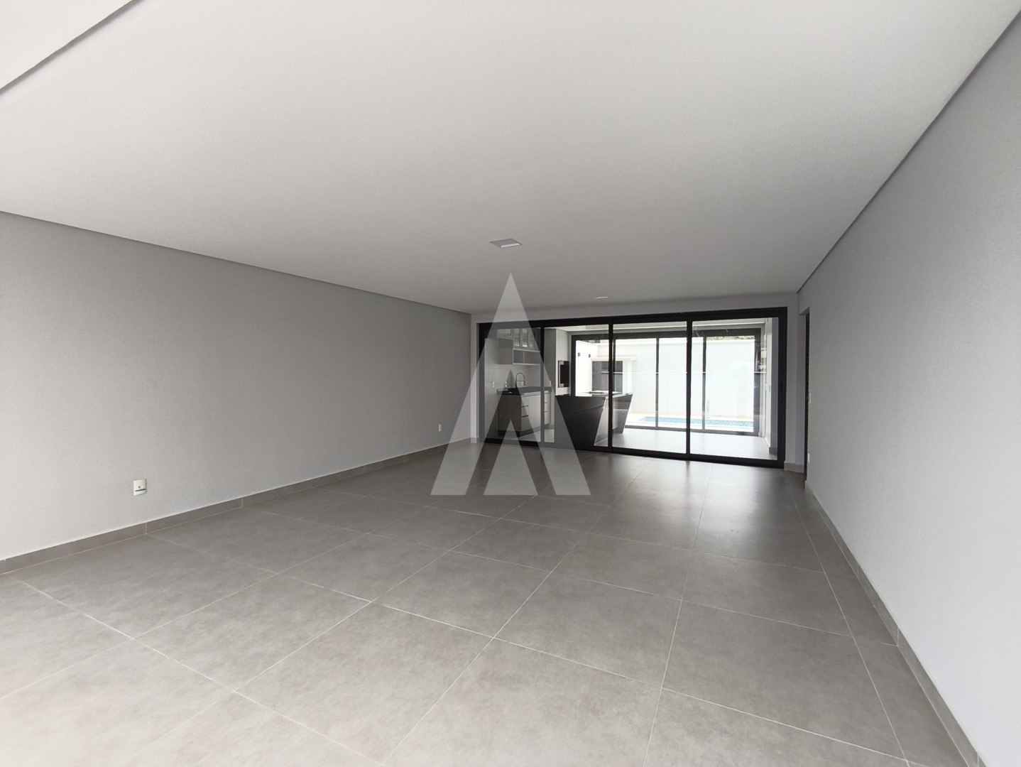 GEMINADO TRIPLEX, 03 SUÍTES, SEMIMOBILIADO, PISCINA, BAIRRO GLÓRIA — foto 4