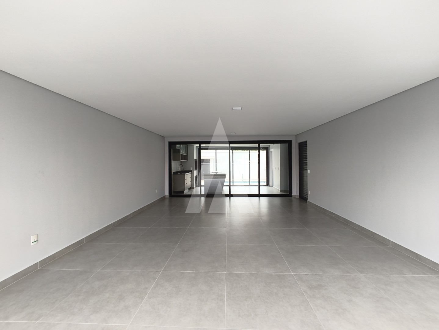 GEMINADO TRIPLEX, 03 SUÍTES, SEMIMOBILIADO, PISCINA, BAIRRO GLÓRIA — foto 3