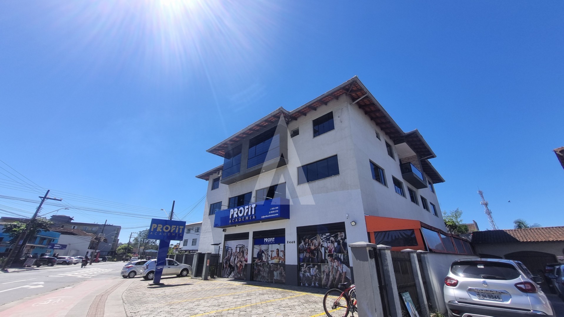 Apartamento semi mobiliado com 3 quartos sendo 01 suíte todos climatizados, sacada climatizada e com churrasqueira, localizado n - foto 1