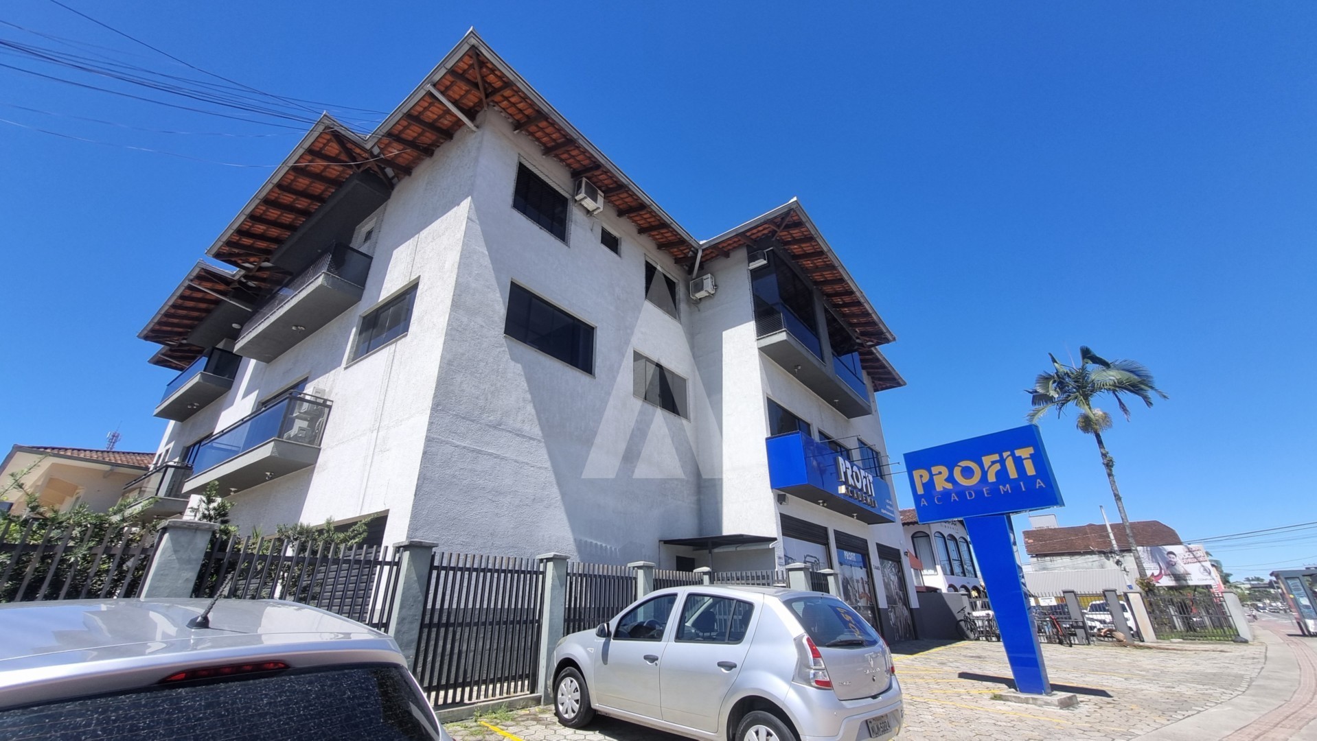 Apartamento semi mobiliado com 3 quartos sendo 01 suíte todos climatizados, sacada climatizada e com churrasqueira, localizado n — foto 2