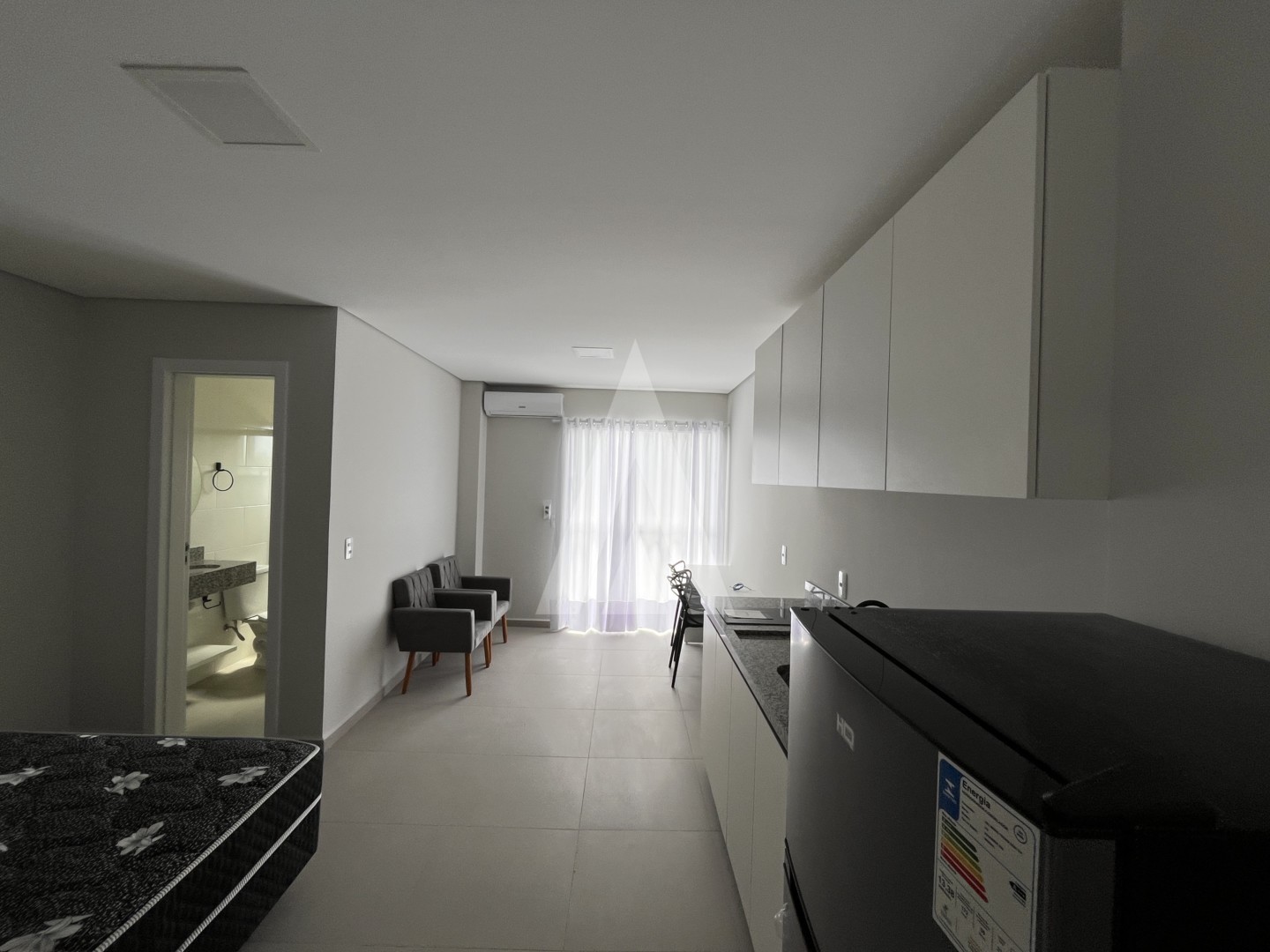 Apartamento tipo studio com 1 quarto e cozinha com armários planejados no bairro Bom Retiro. — foto 2