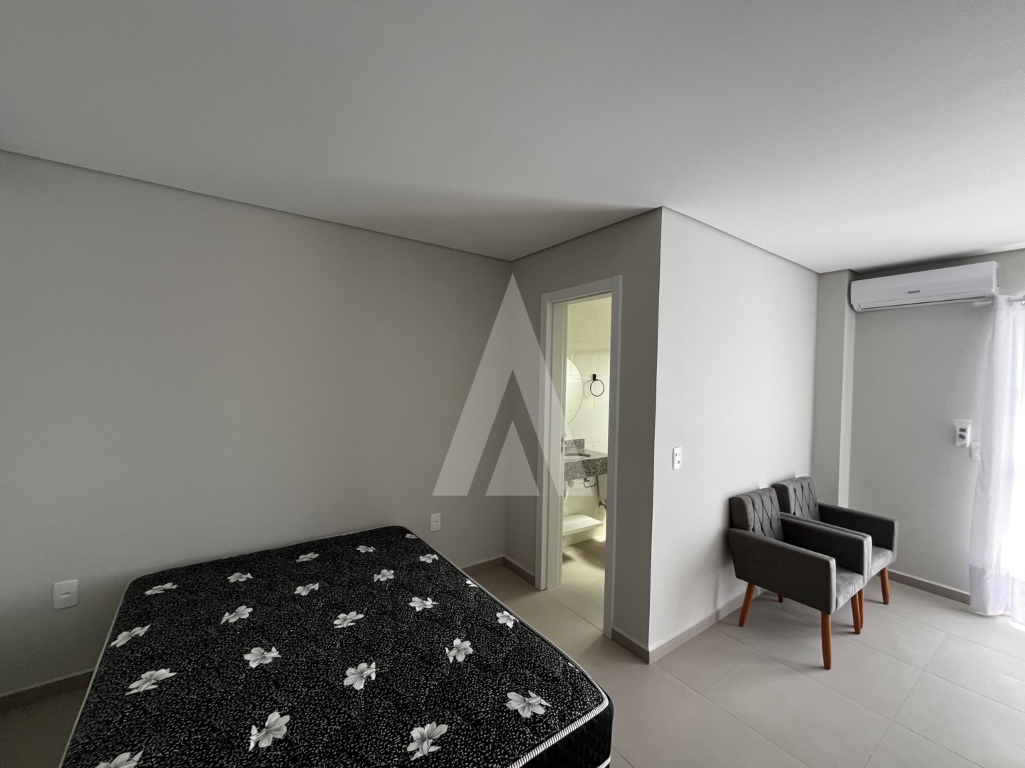 Apartamento tipo studio com 1 quarto e cozinha com armários planejados no bairro Bom Retiro. — foto 3