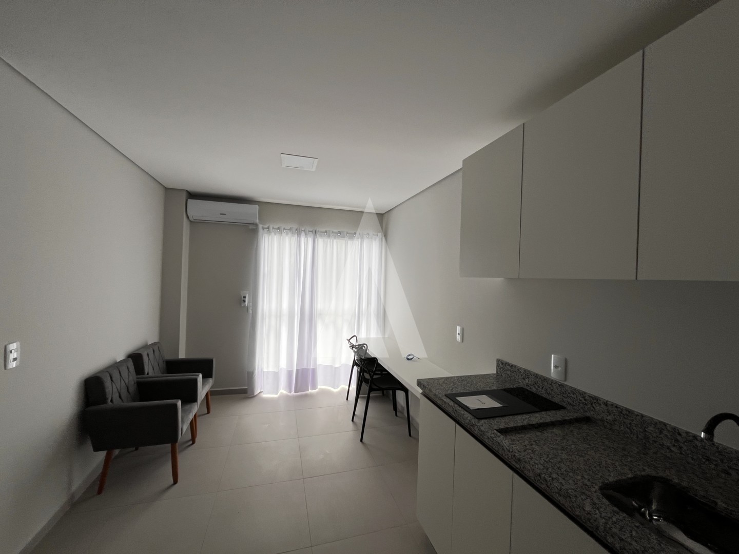 Apartamento tipo studio com 1 quarto e cozinha com armários planejados no bairro Bom Retiro. — foto 4