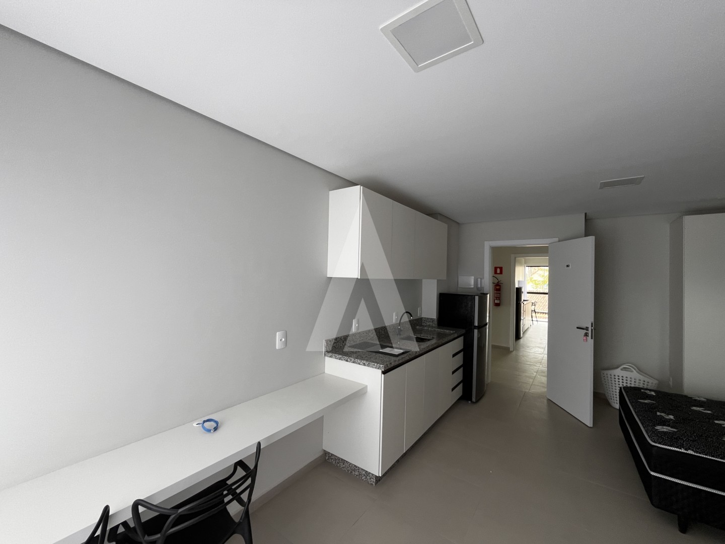 Apartamento tipo studio com 1 quarto e cozinha com armários planejados no bairro Bom Retiro. — foto 5