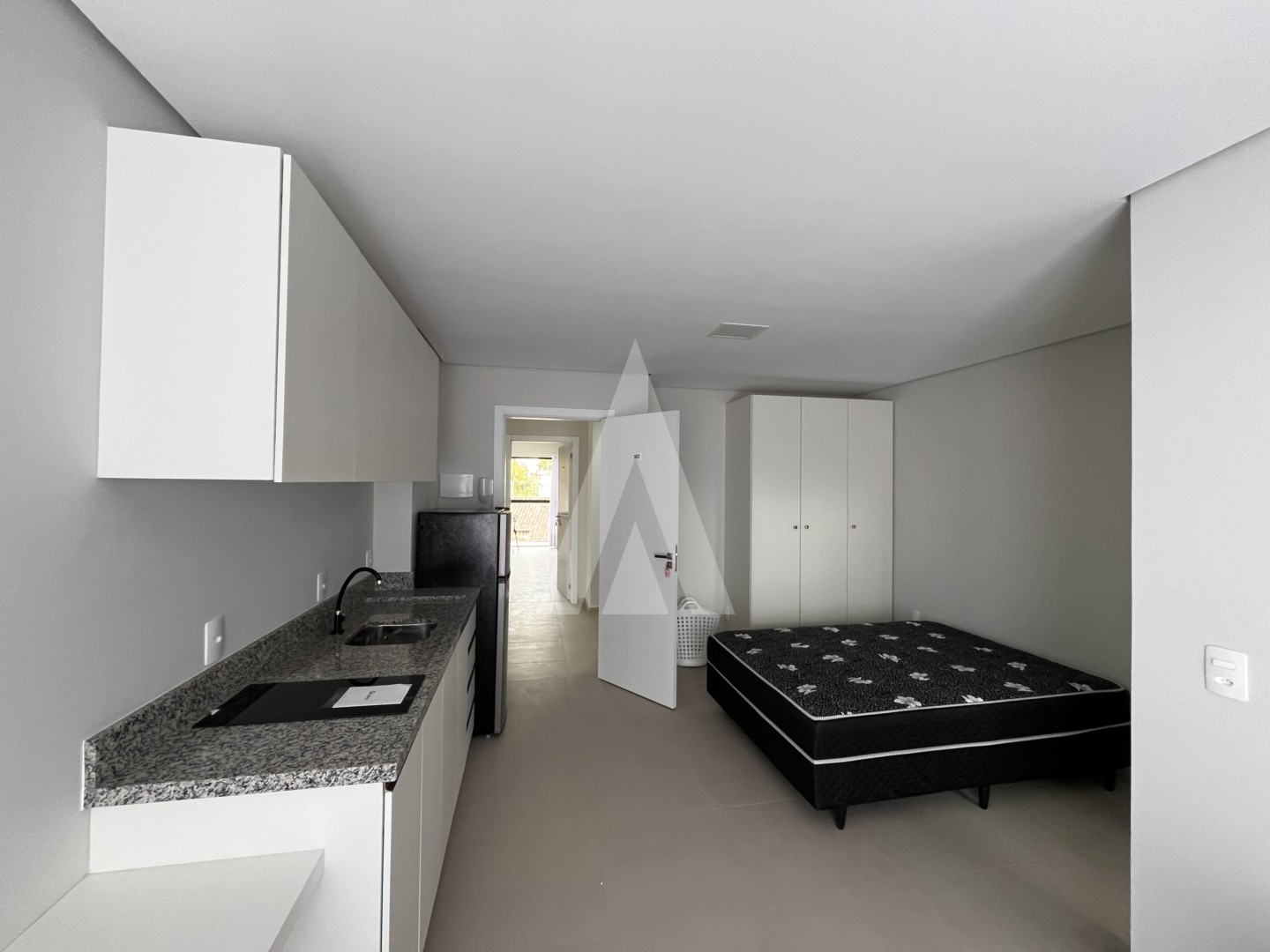 Apartamento tipo studio com 1 quarto e cozinha com armários planejados no bairro Bom Retiro. — foto 6