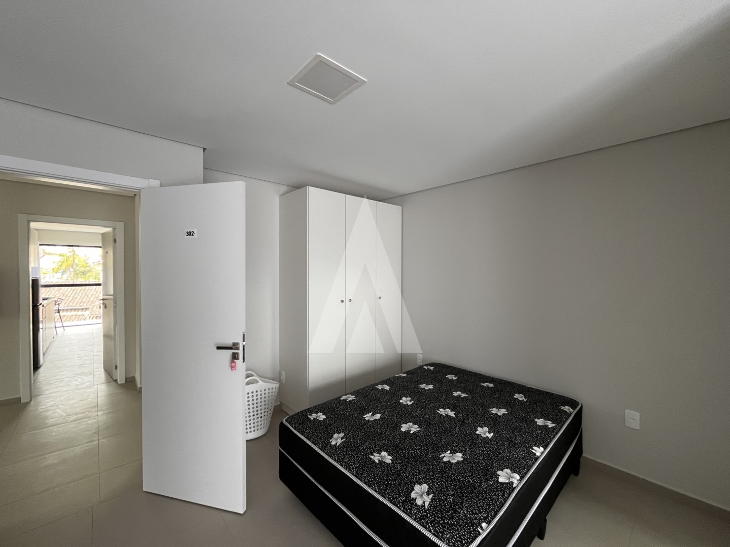 Apartamento tipo studio com 1 quarto e cozinha com armários planejados no bairro Bom Retiro. — foto 7