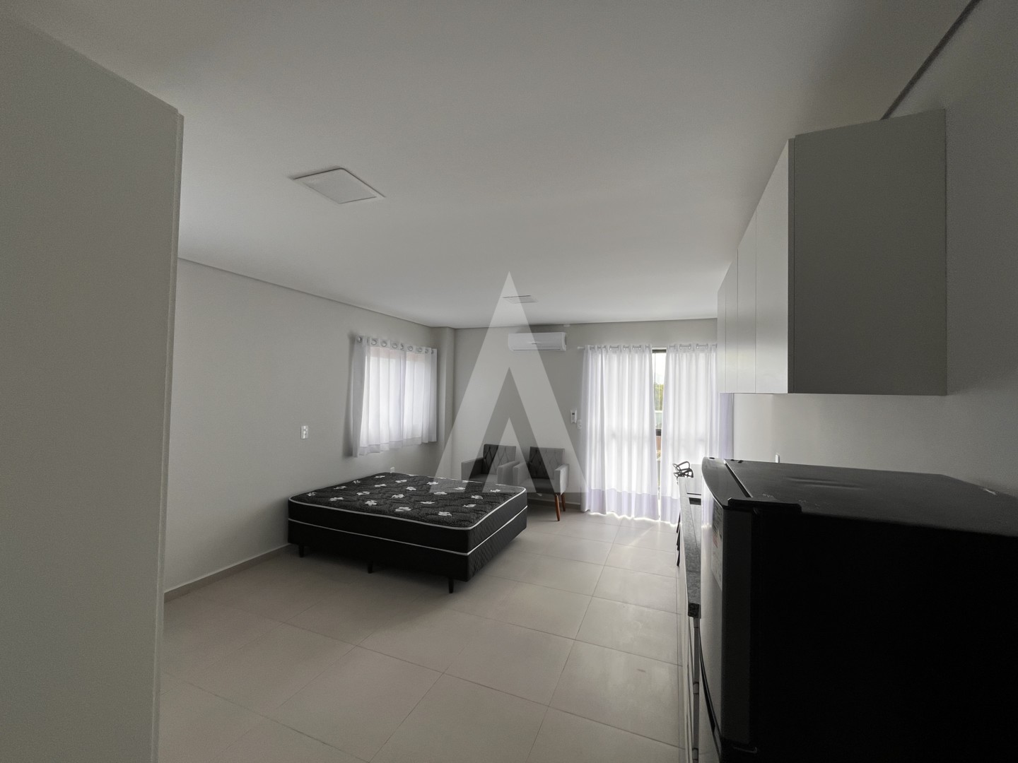 Apartamento tipo studio com 1 quarto e cozinha com armários planejados no bairro Bom Retiro. — foto 2