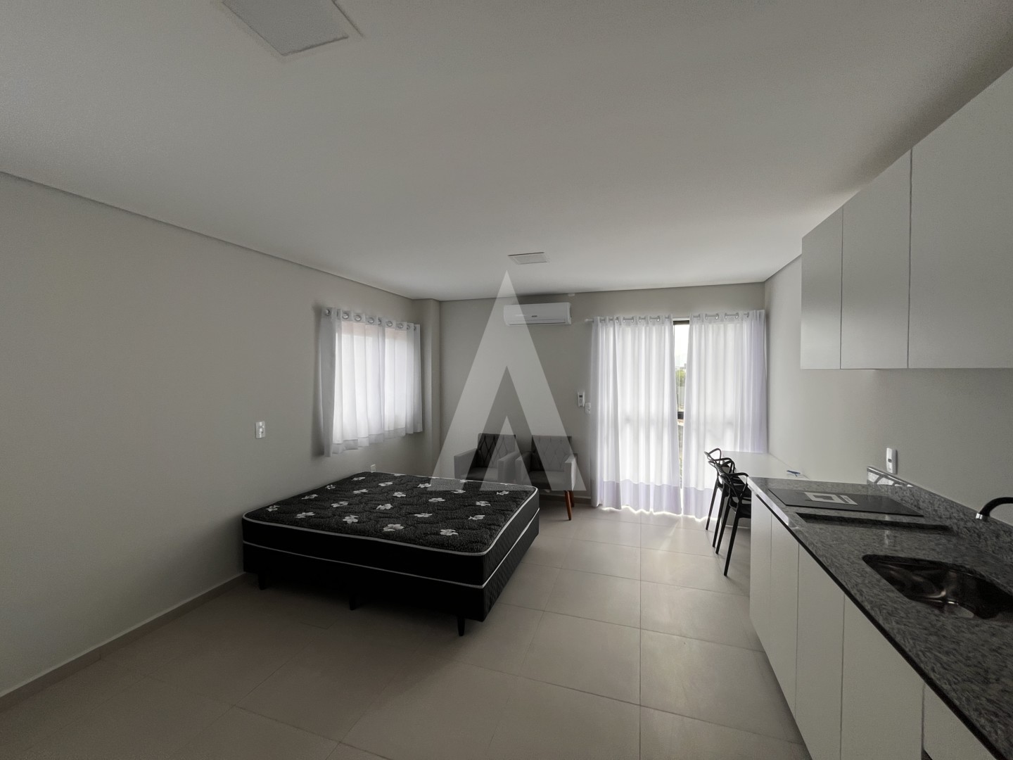 Apartamento tipo studio com 1 quarto e cozinha com armários planejados no bairro Bom Retiro. — foto 4