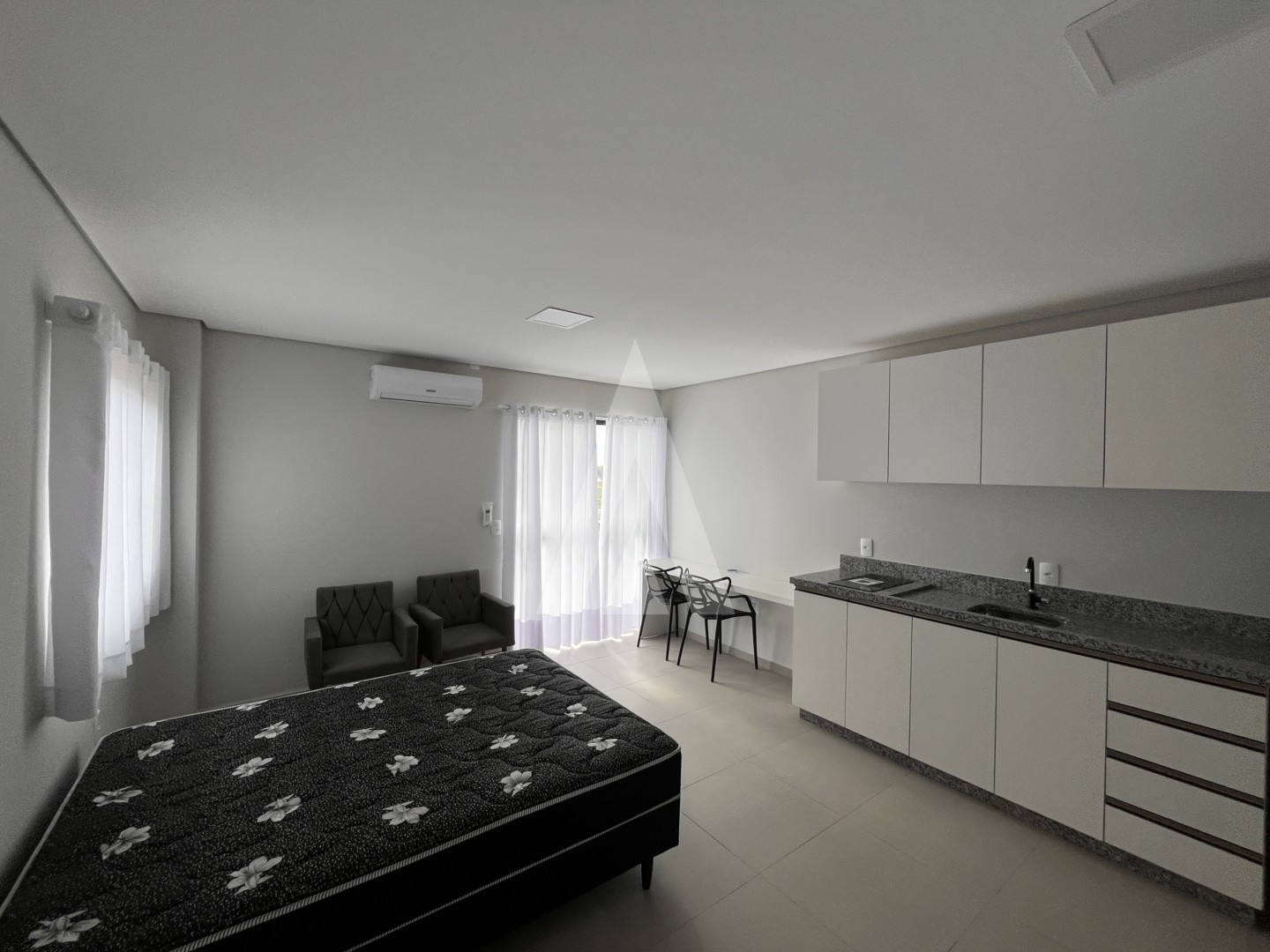 Apartamento tipo studio com 1 quarto e cozinha com armários planejados no bairro Bom Retiro. — foto 5