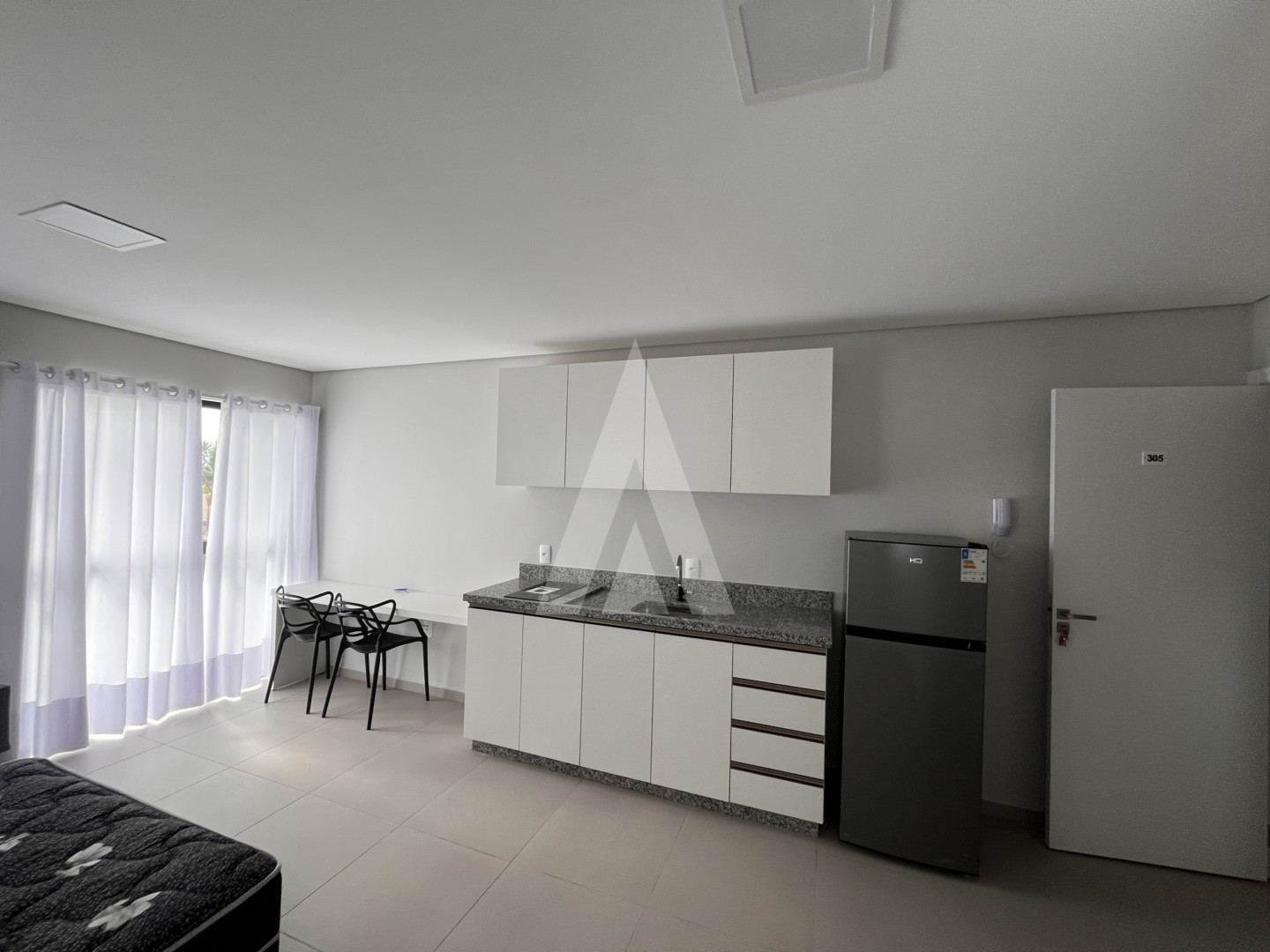 Apartamento tipo studio com 1 quarto e cozinha com armários planejados no bairro Bom Retiro. — foto 6