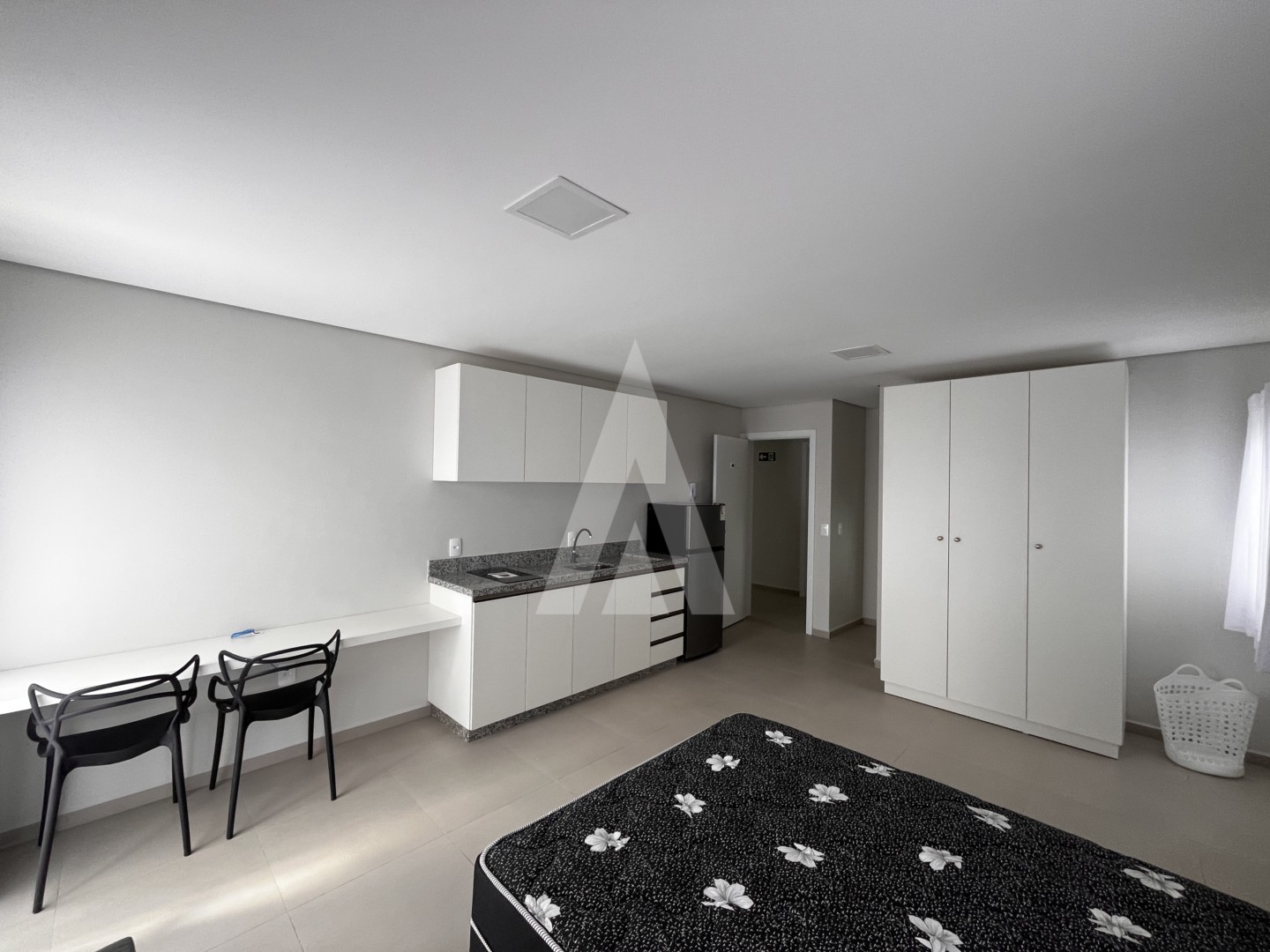 Apartamento tipo studio com 1 quarto e cozinha com armários planejados no bairro Bom Retiro. — foto 7