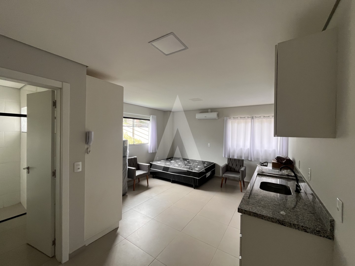 Apartamento studio, mobiliado, 1 dormitório, cozinha e bwc. — foto 4