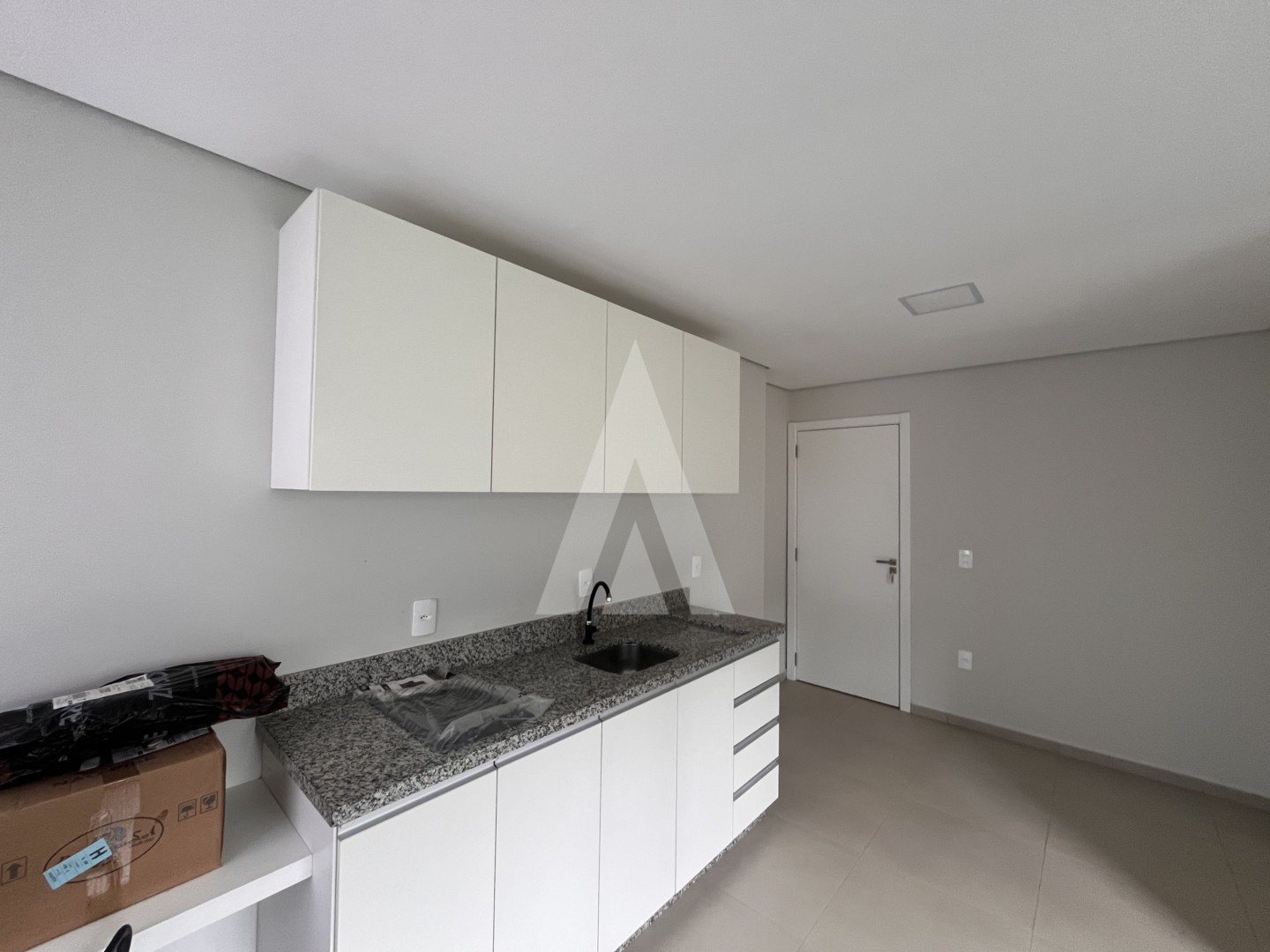 Apartamento studio, mobiliado, 1 dormitório, cozinha e bwc. — foto 7