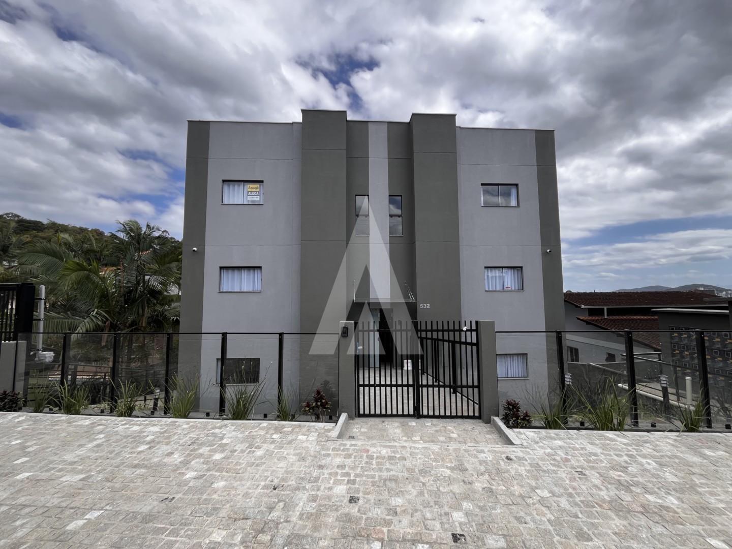 Apartamento studio, mobiliado, 1 dormitório, cozinha e bwc. — foto 2