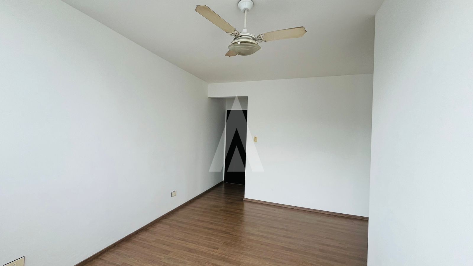 Apartamento com 3 quartos, armários na cozinha e 01 vaga de garagem. — foto 4