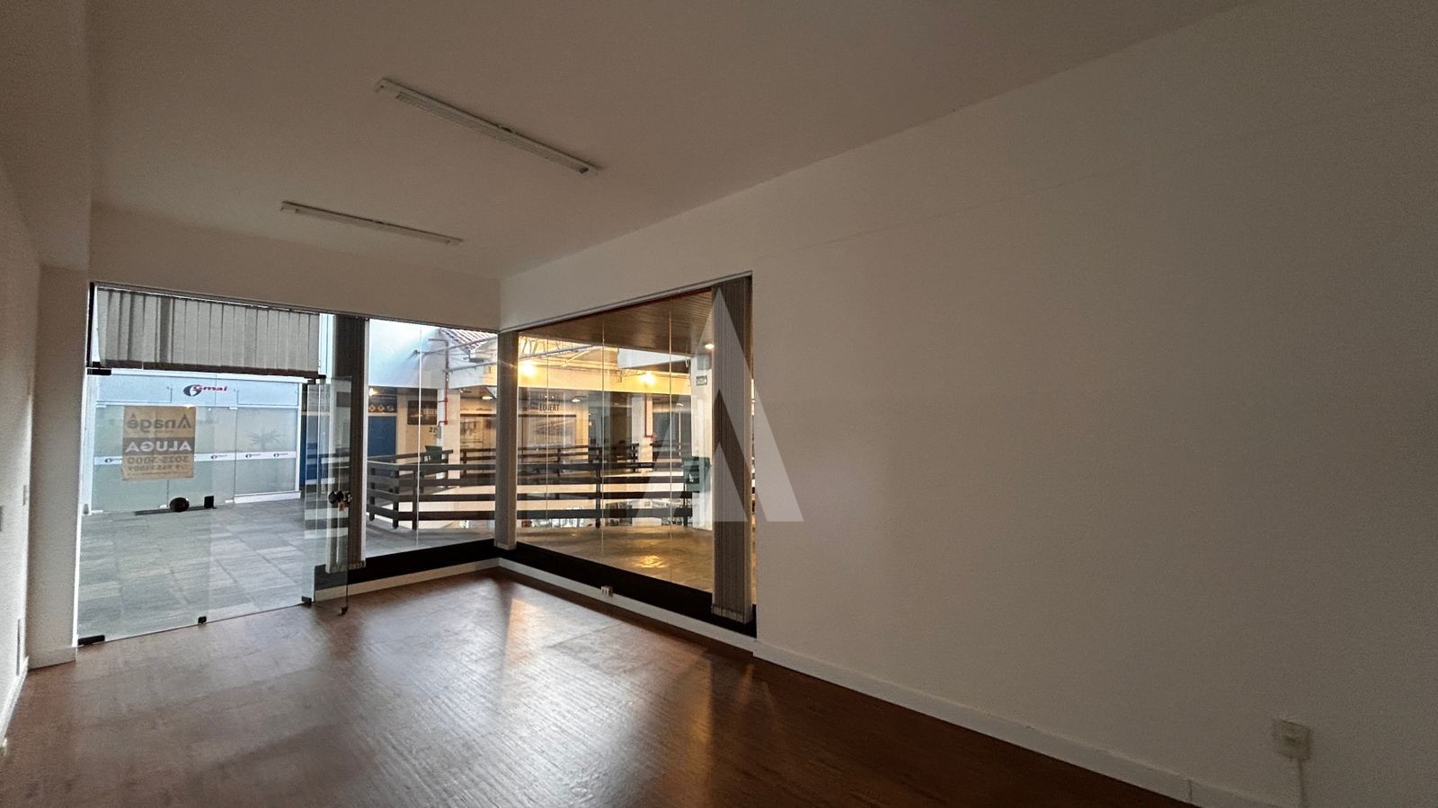 Sala comercial com cerca de 57m no bairro Centro. — foto 7