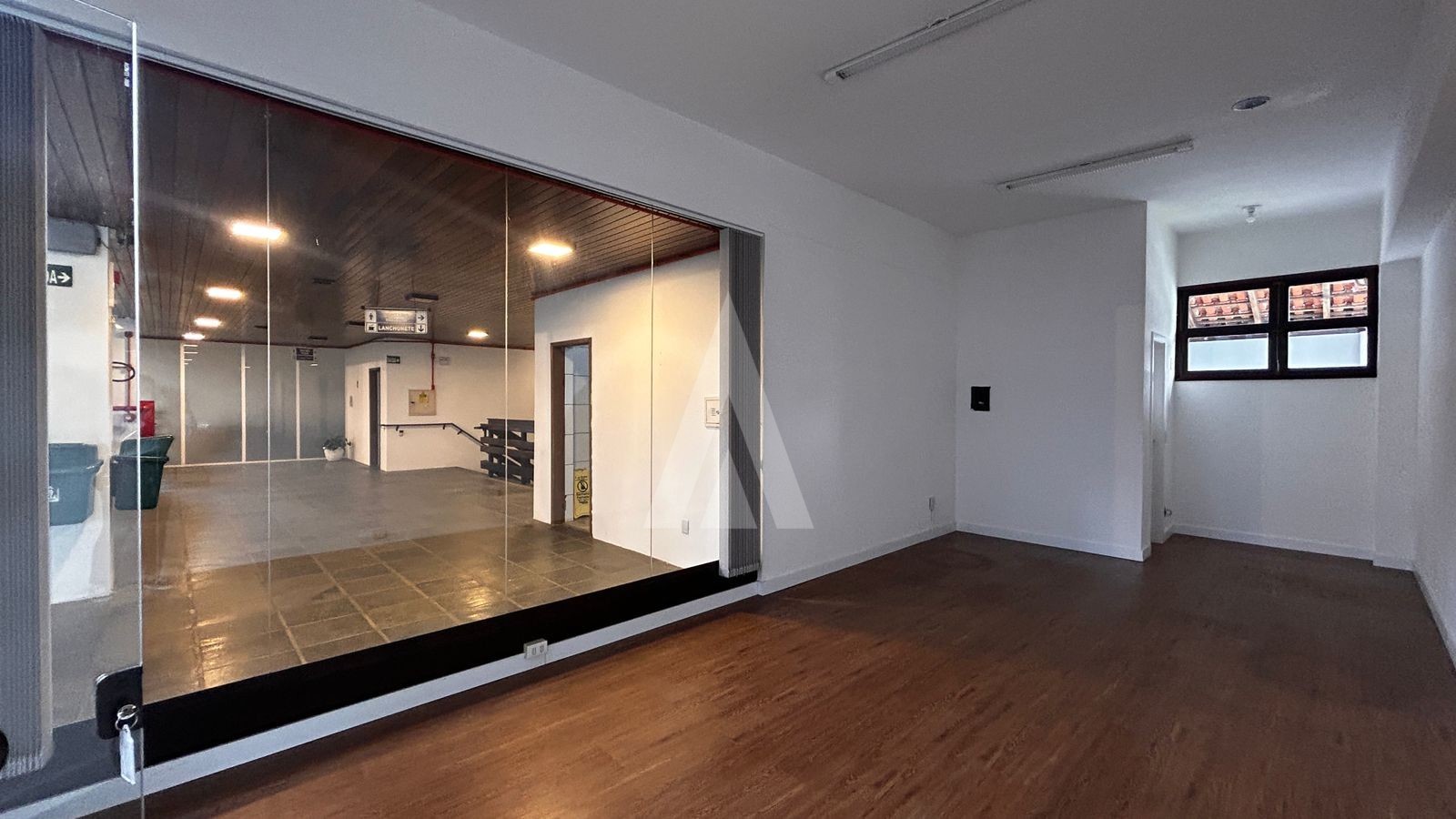Sala comercial com cerca de 57m no bairro Centro. — foto 4